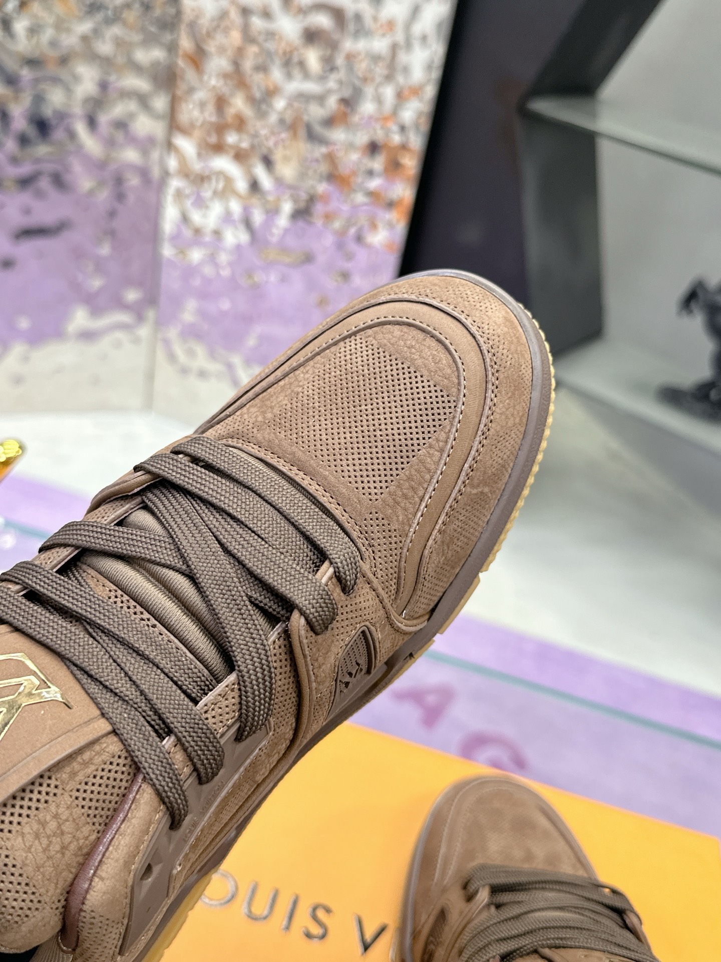 工厂价：380
Louis Vuitton 驴家的爆款！trainer板鞋，每个人都必须入的款，绝不后悔！
超级百搭高级！什么衣服都好搭。最主要是超耐看的。
顶级代工厂制程超严格！材料都是海外定制的顶级牛皮，皮纹质感都是原版的感觉
超高级，特别是鞋子折弯的时候出来的纹路，完完全全就是zp的感觉！
大底也是我们私模定制的，独家把控，整个字体和凹凸感，真假难辨。
Size：#女35-41 #男38-46（女40 41 男45 46 定做不退换）