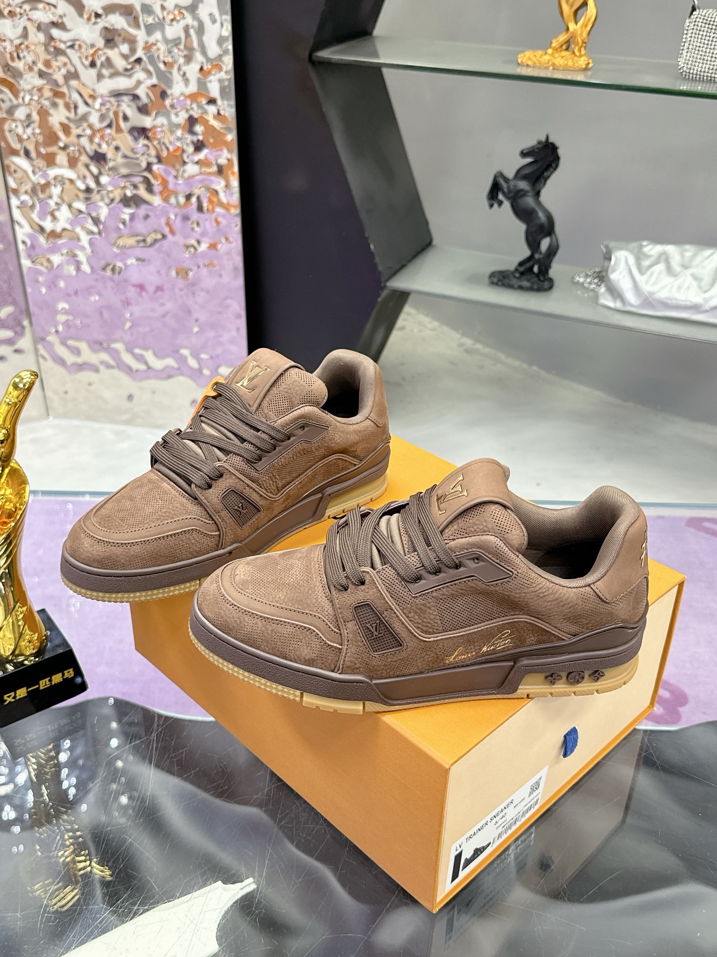 工厂价：380
Louis Vuitton 驴家的爆款！trainer板鞋，每个人都必须入的款，绝不后悔！
超级百搭高级！什么衣服都好搭。最主要是超耐看的。
顶级代工厂制程超严格！材料都是海外定制的顶级牛皮，皮纹质感都是原版的感觉
超高级，特别是鞋子折弯的时候出来的纹路，完完全全就是zp的感觉！
大底也是我们私模定制的，独家把控，整个字体和凹凸感，真假难辨。
Size：#女35-41 #男38-46（女40 41 男45 46 定做不退换）