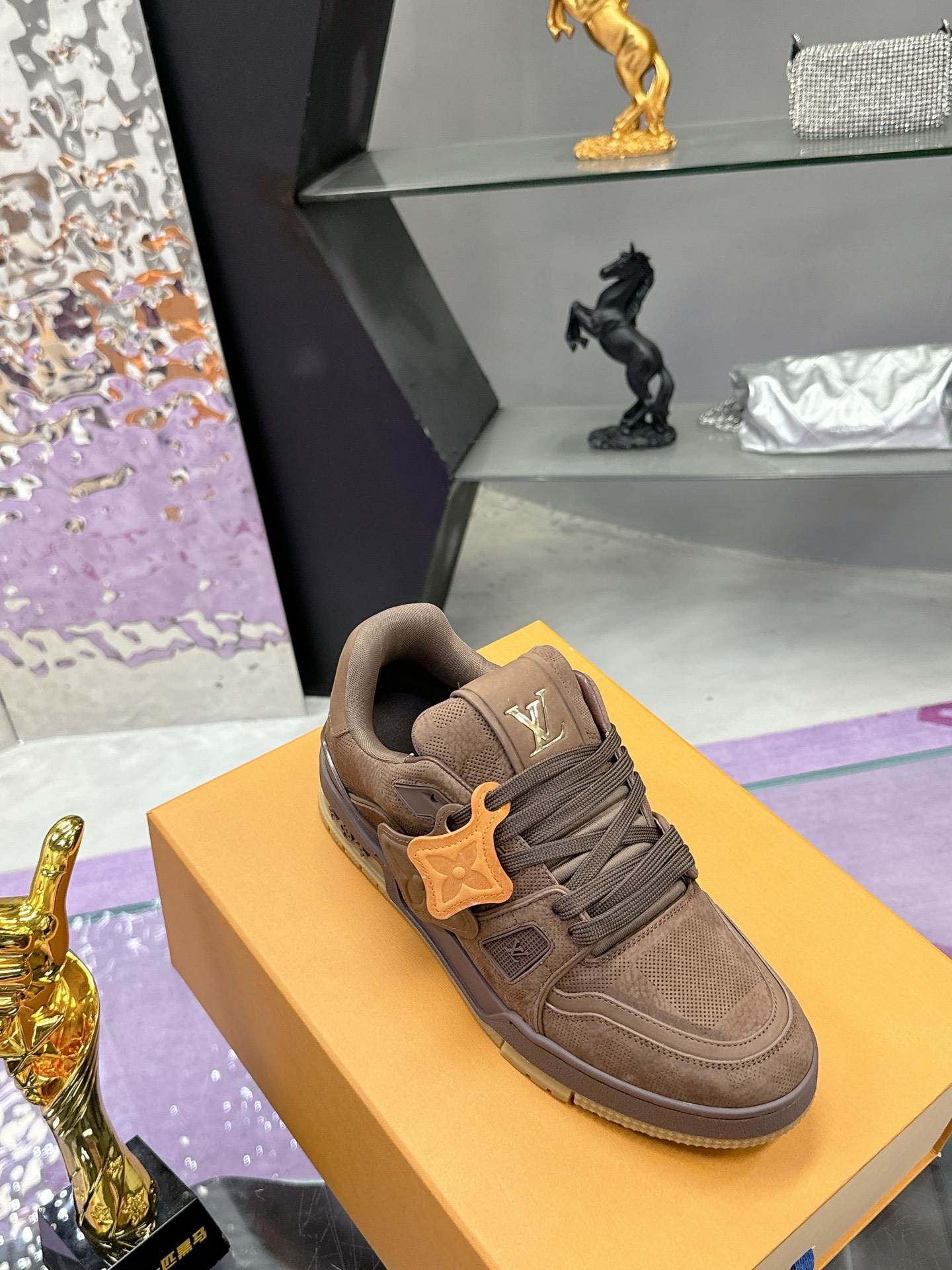 工厂价：380
Louis Vuitton 驴家的爆款！trainer板鞋，每个人都必须入的款，绝不后悔！
超级百搭高级！什么衣服都好搭。最主要是超耐看的。
顶级代工厂制程超严格！材料都是海外定制的顶级牛皮，皮纹质感都是原版的感觉
超高级，特别是鞋子折弯的时候出来的纹路，完完全全就是zp的感觉！
大底也是我们私模定制的，独家把控，整个字体和凹凸感，真假难辨。
Size：#女35-41 #男38-46（女40 41 男45 46 定做不退换）