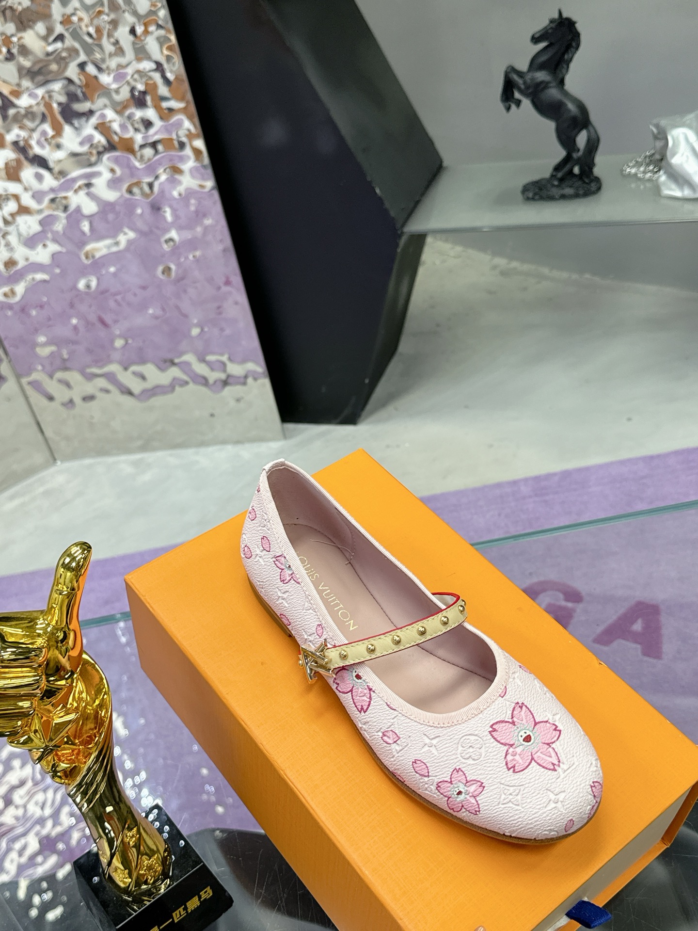 工厂价：280
Louis Vuitton 路易威登春夏 单鞋系列💎
联名玛丽珍时装平底鞋 春夏秀场出镜率最高的一款单品 超多名模上脚 简约大方非常百搭 💗
鞋面：采用原版羊皮 牛皮 （见图）
全皮包裸纯手工缝纫鞋面💎
LV标识点缀💎
内里采用水染羊皮💎
透气舒适耐磨 💎
大底：意大利真皮大底💎
码数：35—40
全套包装💎