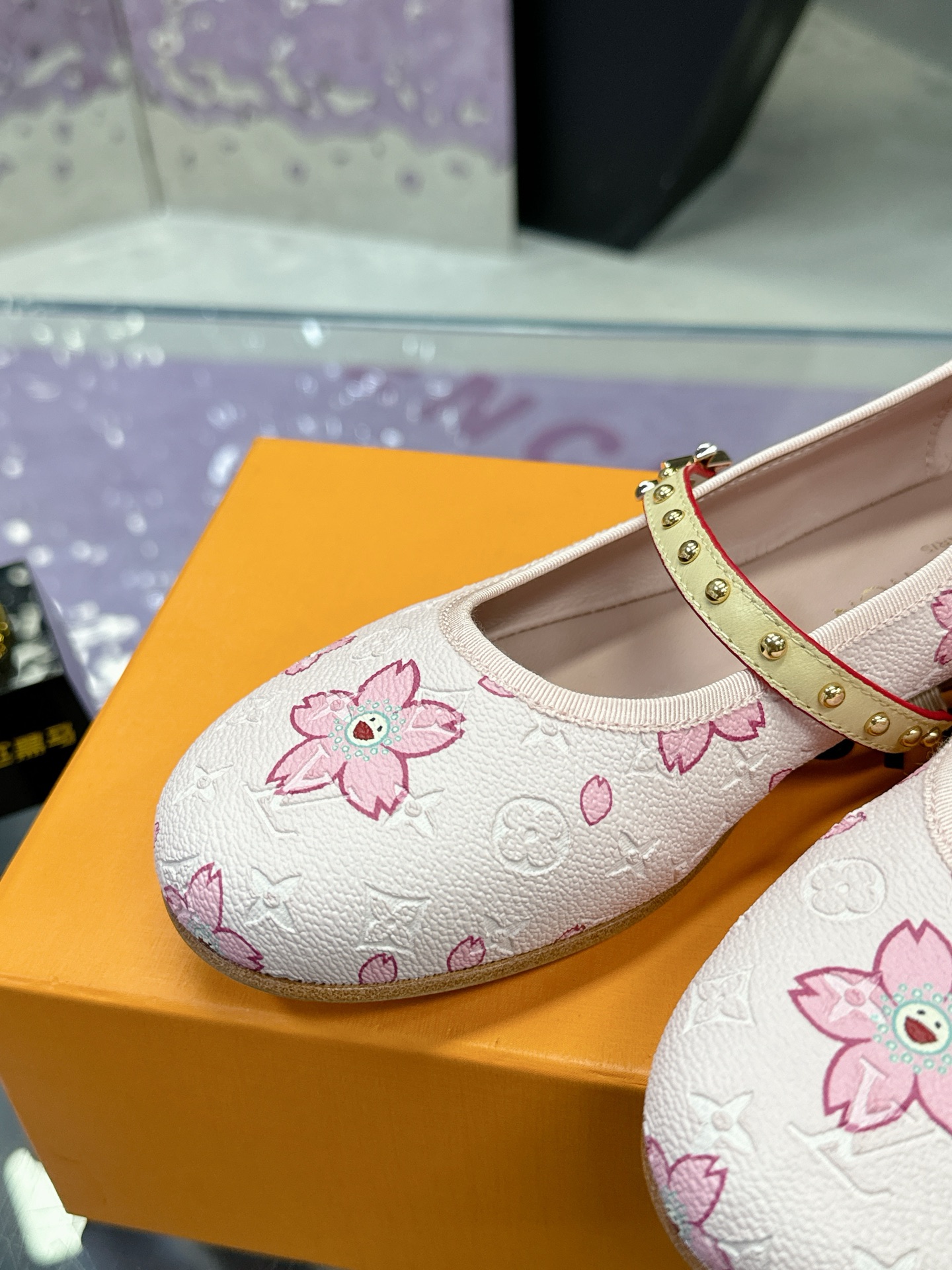 工厂价：280
Louis Vuitton 路易威登春夏 单鞋系列💎
联名玛丽珍时装平底鞋 春夏秀场出镜率最高的一款单品 超多名模上脚 简约大方非常百搭 💗
鞋面：采用原版羊皮 牛皮 （见图）
全皮包裸纯手工缝纫鞋面💎
LV标识点缀💎
内里采用水染羊皮💎
透气舒适耐磨 💎
大底：意大利真皮大底💎
码数：35—40
全套包装💎