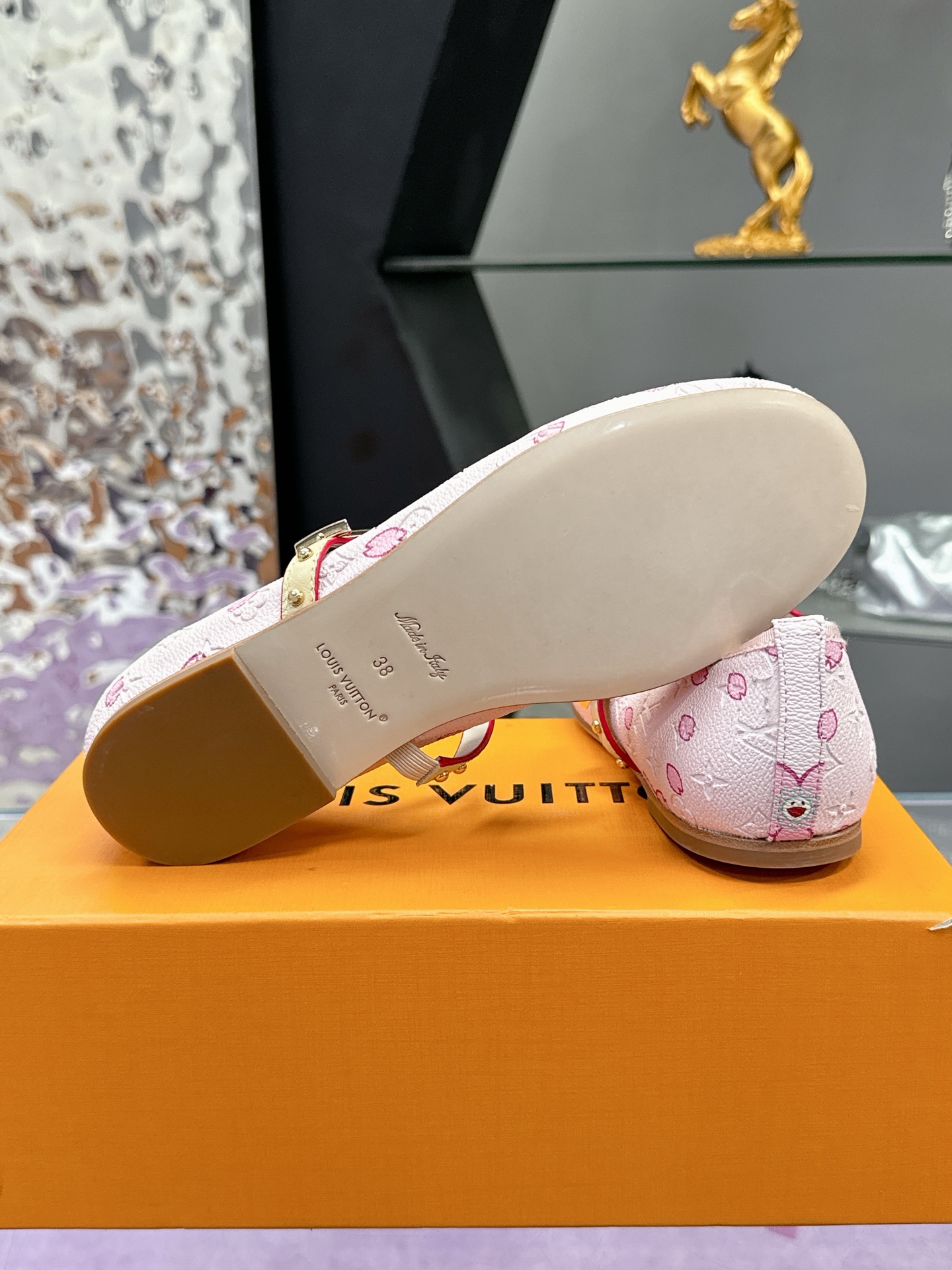 工厂价：280
Louis Vuitton 路易威登春夏 单鞋系列💎
联名玛丽珍时装平底鞋 春夏秀场出镜率最高的一款单品 超多名模上脚 简约大方非常百搭 💗
鞋面：采用原版羊皮 牛皮 （见图）
全皮包裸纯手工缝纫鞋面💎
LV标识点缀💎
内里采用水染羊皮💎
透气舒适耐磨 💎
大底：意大利真皮大底💎
码数：35—40
全套包装💎