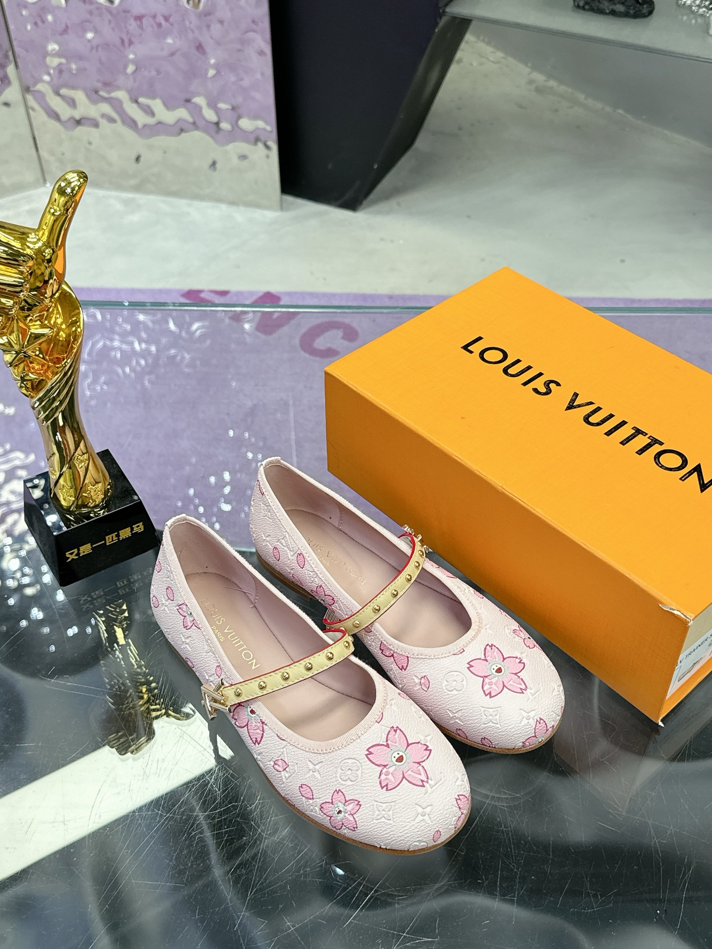 工厂价：280
Louis Vuitton 路易威登春夏 单鞋系列💎
联名玛丽珍时装平底鞋 春夏秀场出镜率最高的一款单品 超多名模上脚 简约大方非常百搭 💗
鞋面：采用原版羊皮 牛皮 （见图）
全皮包裸纯手工缝纫鞋面💎
LV标识点缀💎
内里采用水染羊皮💎
透气舒适耐磨 💎
大底：意大利真皮大底💎
码数：35—40
全套包装💎