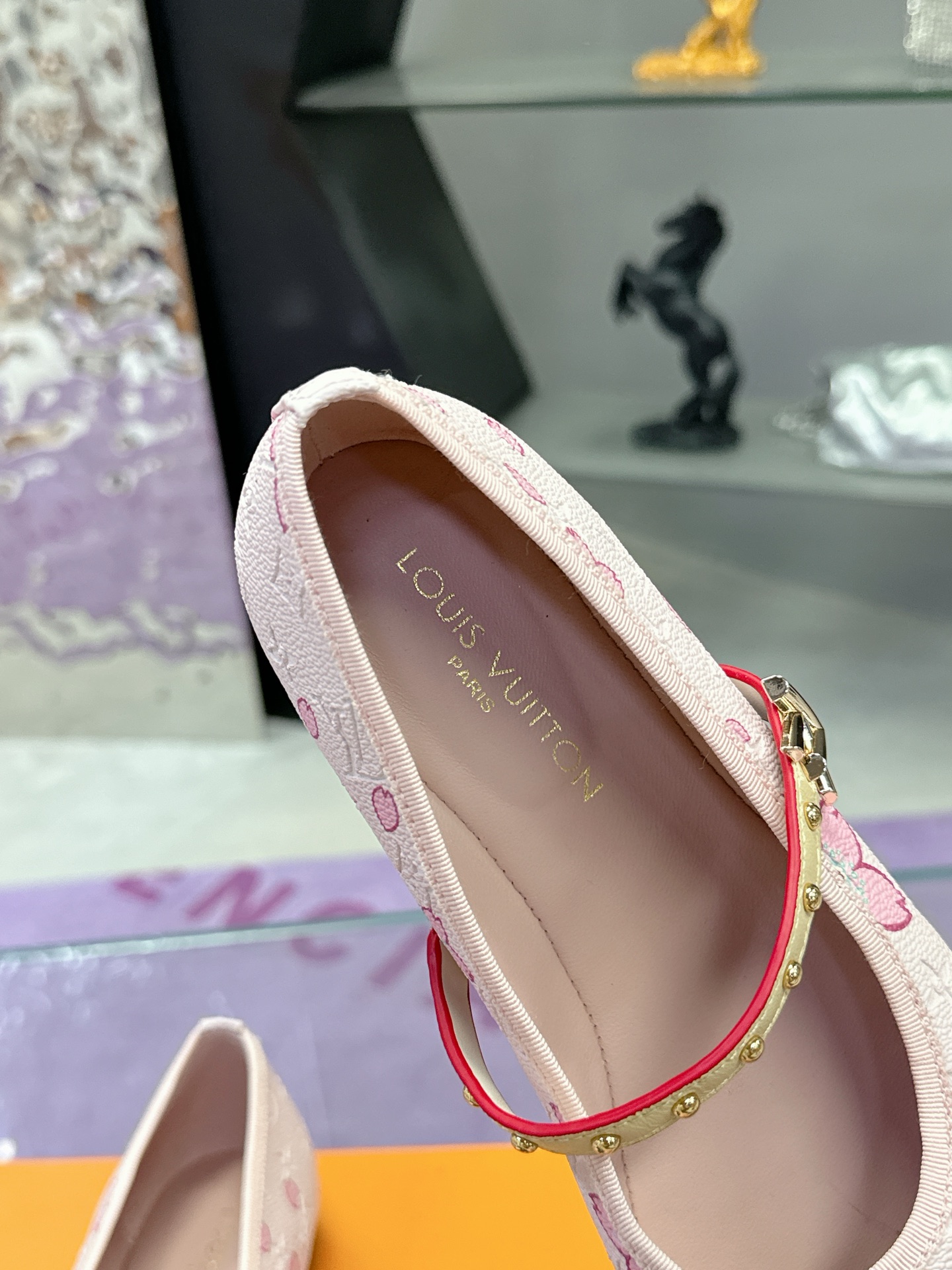 工厂价：280
Louis Vuitton 路易威登春夏 单鞋系列💎
联名玛丽珍时装平底鞋 春夏秀场出镜率最高的一款单品 超多名模上脚 简约大方非常百搭 💗
鞋面：采用原版羊皮 牛皮 （见图）
全皮包裸纯手工缝纫鞋面💎
LV标识点缀💎
内里采用水染羊皮💎
透气舒适耐磨 💎
大底：意大利真皮大底💎
码数：35—40
全套包装💎