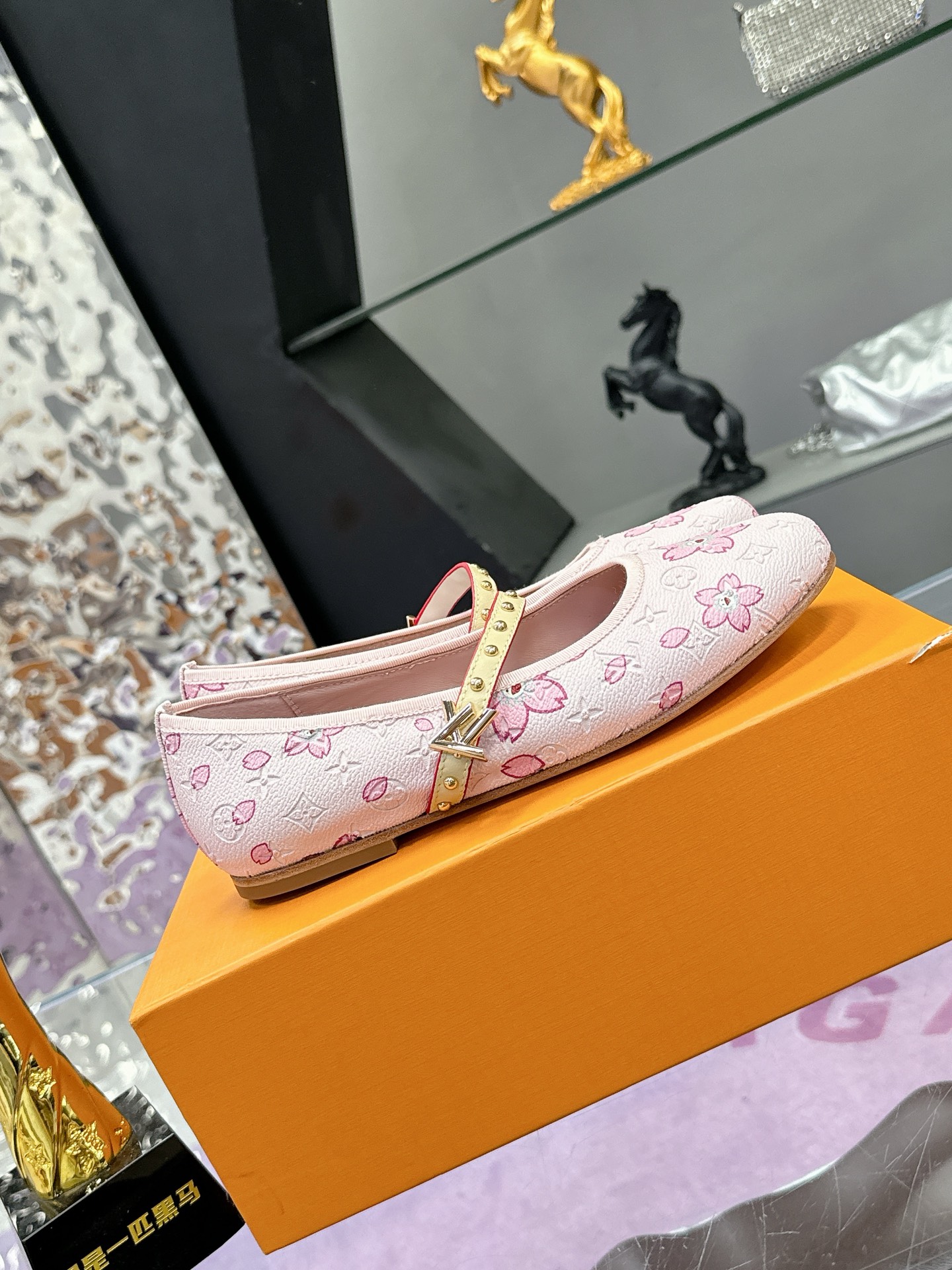 工厂价：280
Louis Vuitton 路易威登春夏 单鞋系列💎
联名玛丽珍时装平底鞋 春夏秀场出镜率最高的一款单品 超多名模上脚 简约大方非常百搭 💗
鞋面：采用原版羊皮 牛皮 （见图）
全皮包裸纯手工缝纫鞋面💎
LV标识点缀💎
内里采用水染羊皮💎
透气舒适耐磨 💎
大底：意大利真皮大底💎
码数：35—40
全套包装💎