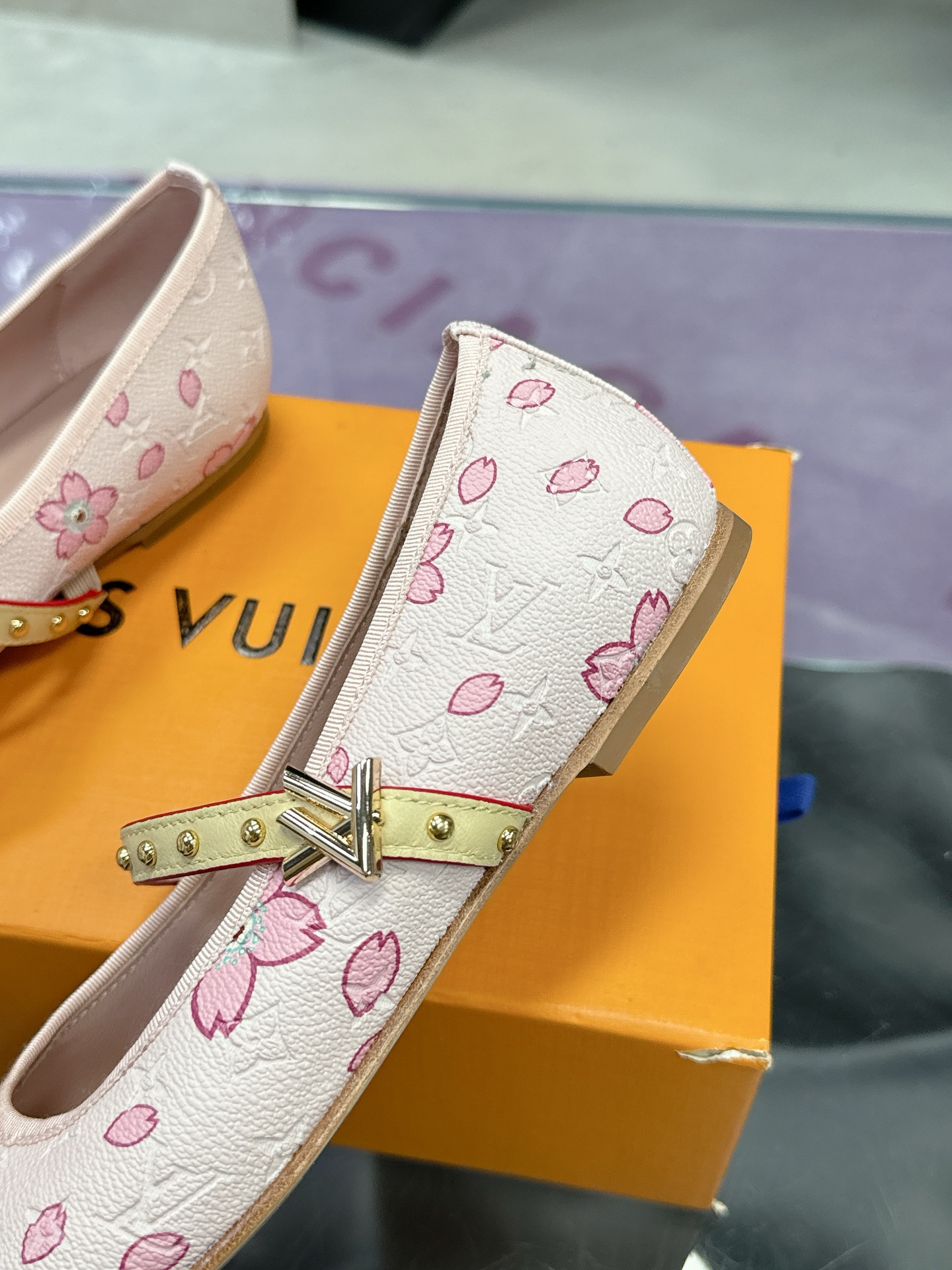 工厂价：280
Louis Vuitton 路易威登春夏 单鞋系列💎
联名玛丽珍时装平底鞋 春夏秀场出镜率最高的一款单品 超多名模上脚 简约大方非常百搭 💗
鞋面：采用原版羊皮 牛皮 （见图）
全皮包裸纯手工缝纫鞋面💎
LV标识点缀💎
内里采用水染羊皮💎
透气舒适耐磨 💎
大底：意大利真皮大底💎
码数：35—40
全套包装💎