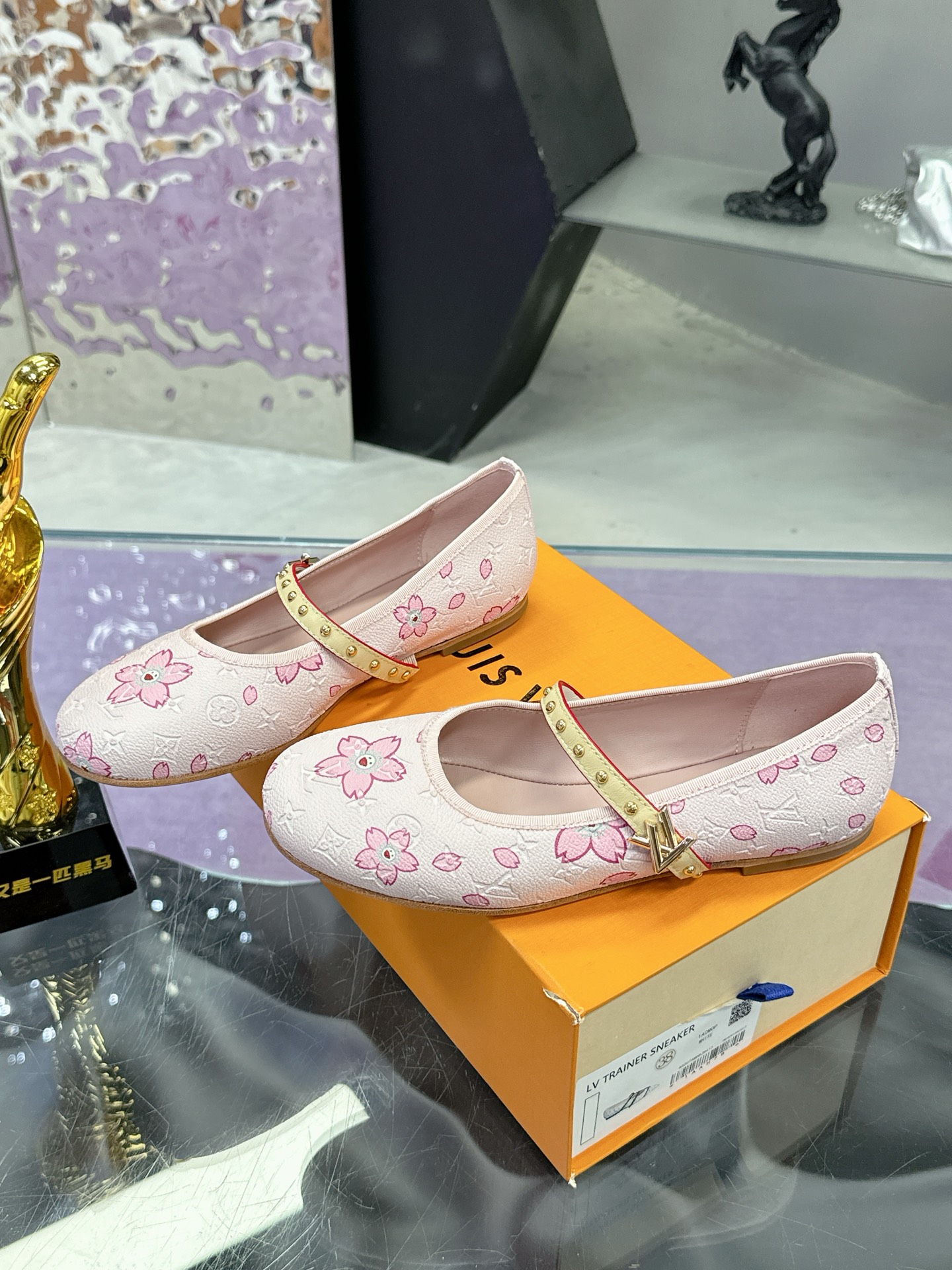 工厂价：280
Louis Vuitton 路易威登春夏 单鞋系列💎
联名玛丽珍时装平底鞋 春夏秀场出镜率最高的一款单品 超多名模上脚 简约大方非常百搭 💗
鞋面：采用原版羊皮 牛皮 （见图）
全皮包裸纯手工缝纫鞋面💎
LV标识点缀💎
内里采用水染羊皮💎
透气舒适耐磨 💎
大底：意大利真皮大底💎
码数：35—40
全套包装💎