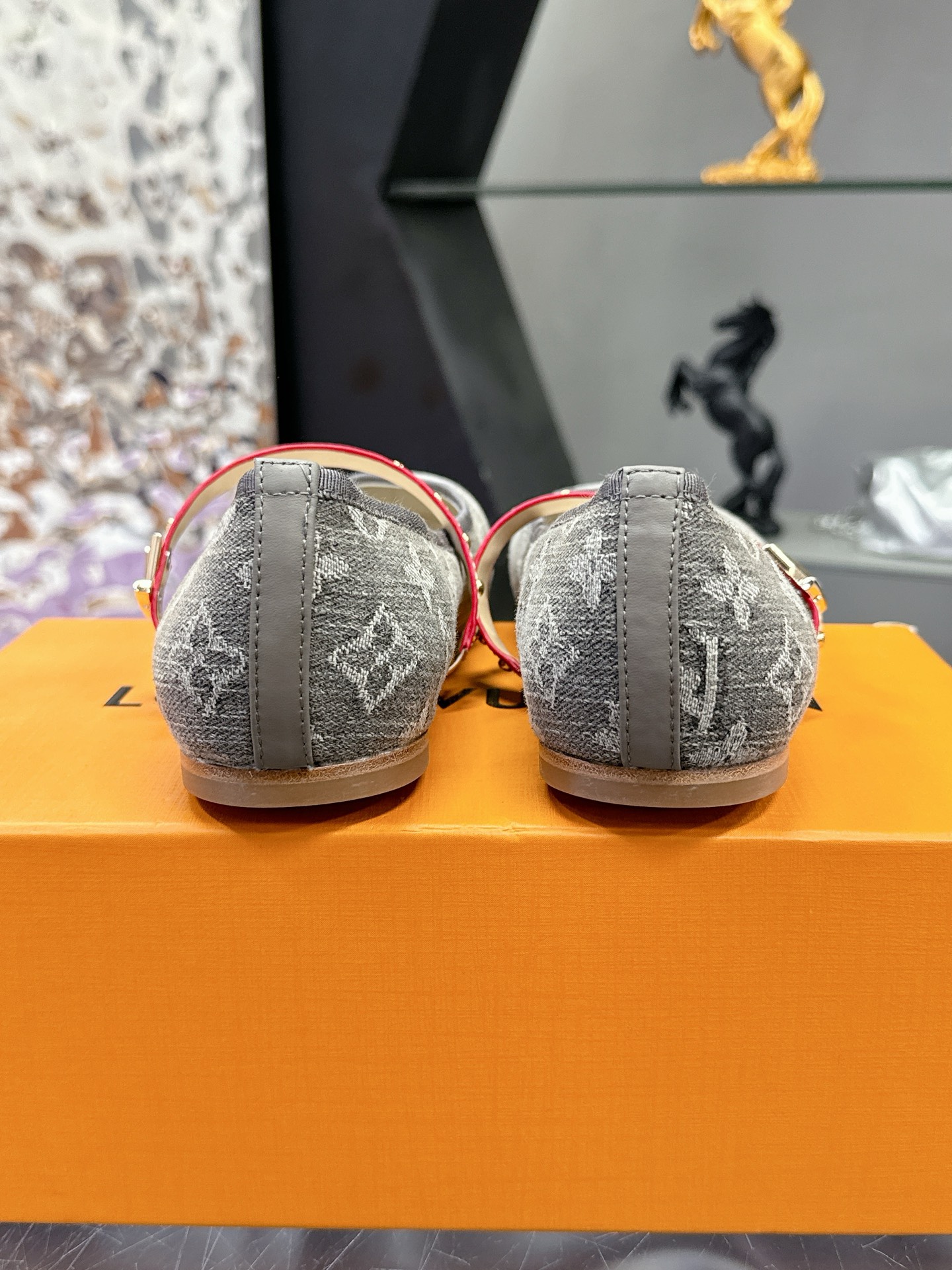工厂价：280
Louis Vuitton 路易威登春夏 单鞋系列💎
联名玛丽珍时装平底鞋 春夏秀场出镜率最高的一款单品 超多名模上脚 简约大方非常百搭 💗
鞋面：采用原版羊皮 牛皮 （见图）
全皮包裸纯手工缝纫鞋面💎
LV标识点缀💎
内里采用水染羊皮💎
透气舒适耐磨 💎
大底：意大利真皮大底💎
码数：35—40
全套包装💎