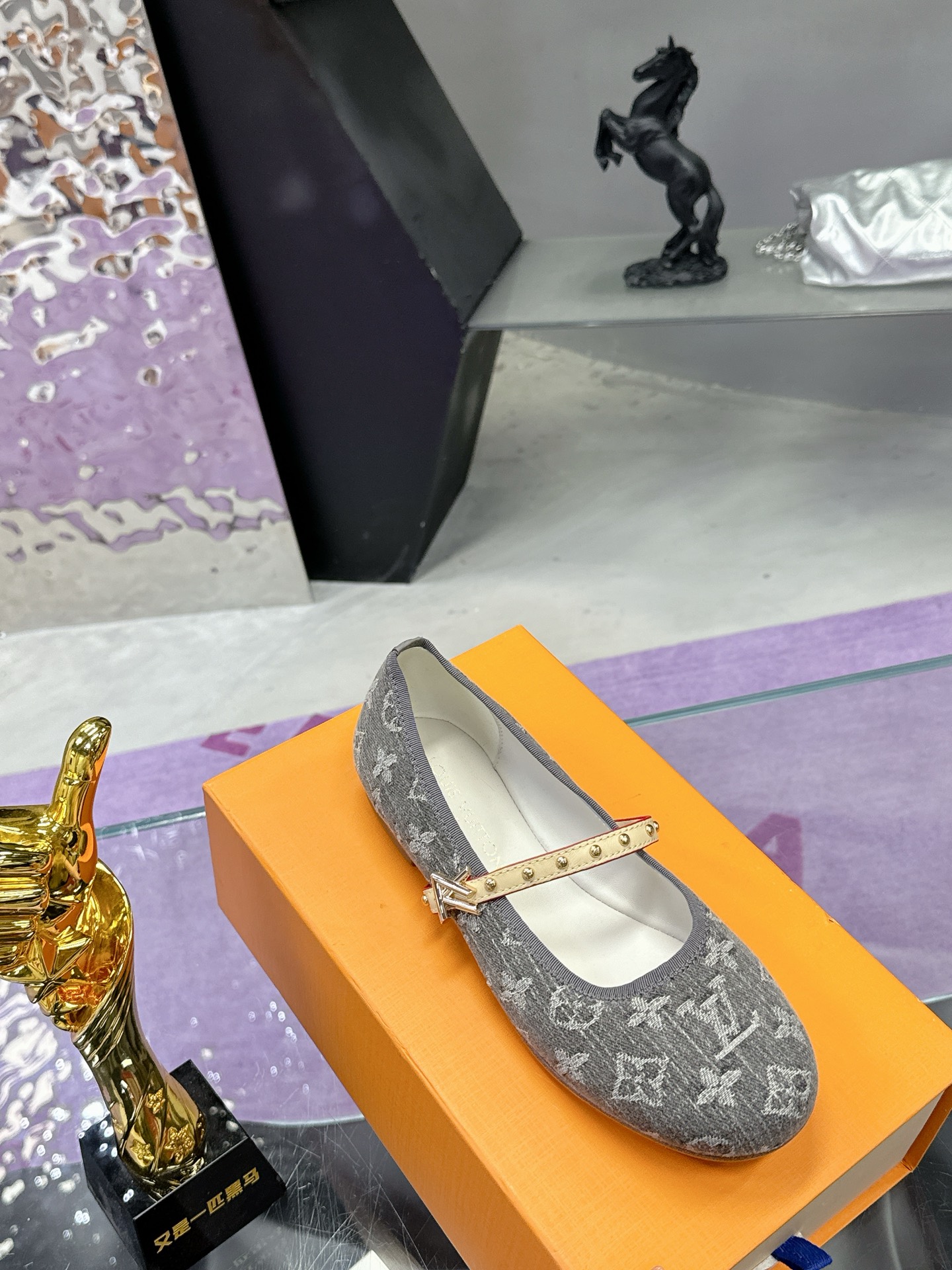 工厂价：280
Louis Vuitton 路易威登春夏 单鞋系列💎
联名玛丽珍时装平底鞋 春夏秀场出镜率最高的一款单品 超多名模上脚 简约大方非常百搭 💗
鞋面：采用原版羊皮 牛皮 （见图）
全皮包裸纯手工缝纫鞋面💎
LV标识点缀💎
内里采用水染羊皮💎
透气舒适耐磨 💎
大底：意大利真皮大底💎
码数：35—40
全套包装💎