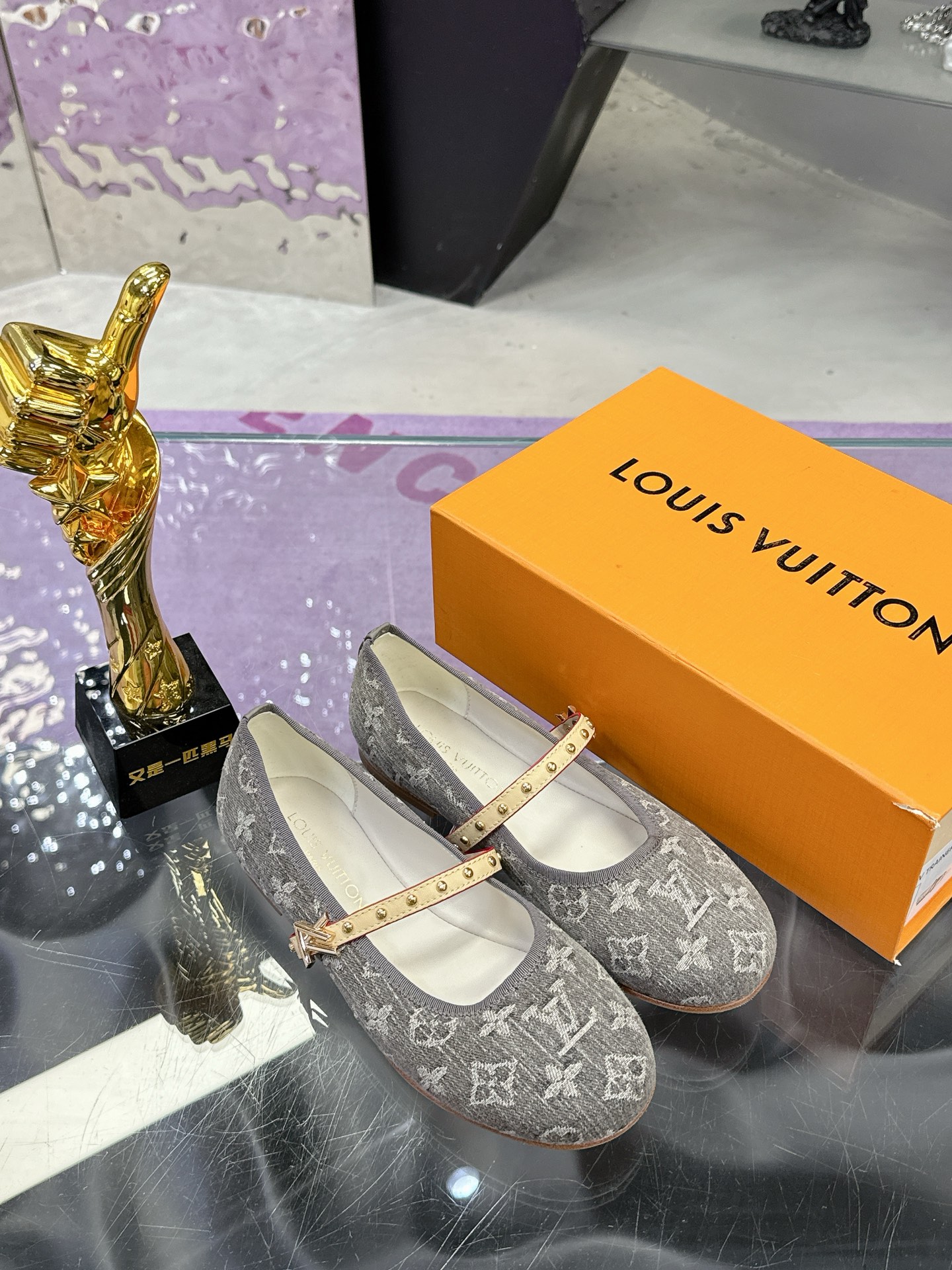 工厂价：280
Louis Vuitton 路易威登春夏 单鞋系列💎
联名玛丽珍时装平底鞋 春夏秀场出镜率最高的一款单品 超多名模上脚 简约大方非常百搭 💗
鞋面：采用原版羊皮 牛皮 （见图）
全皮包裸纯手工缝纫鞋面💎
LV标识点缀💎
内里采用水染羊皮💎
透气舒适耐磨 💎
大底：意大利真皮大底💎
码数：35—40
全套包装💎
