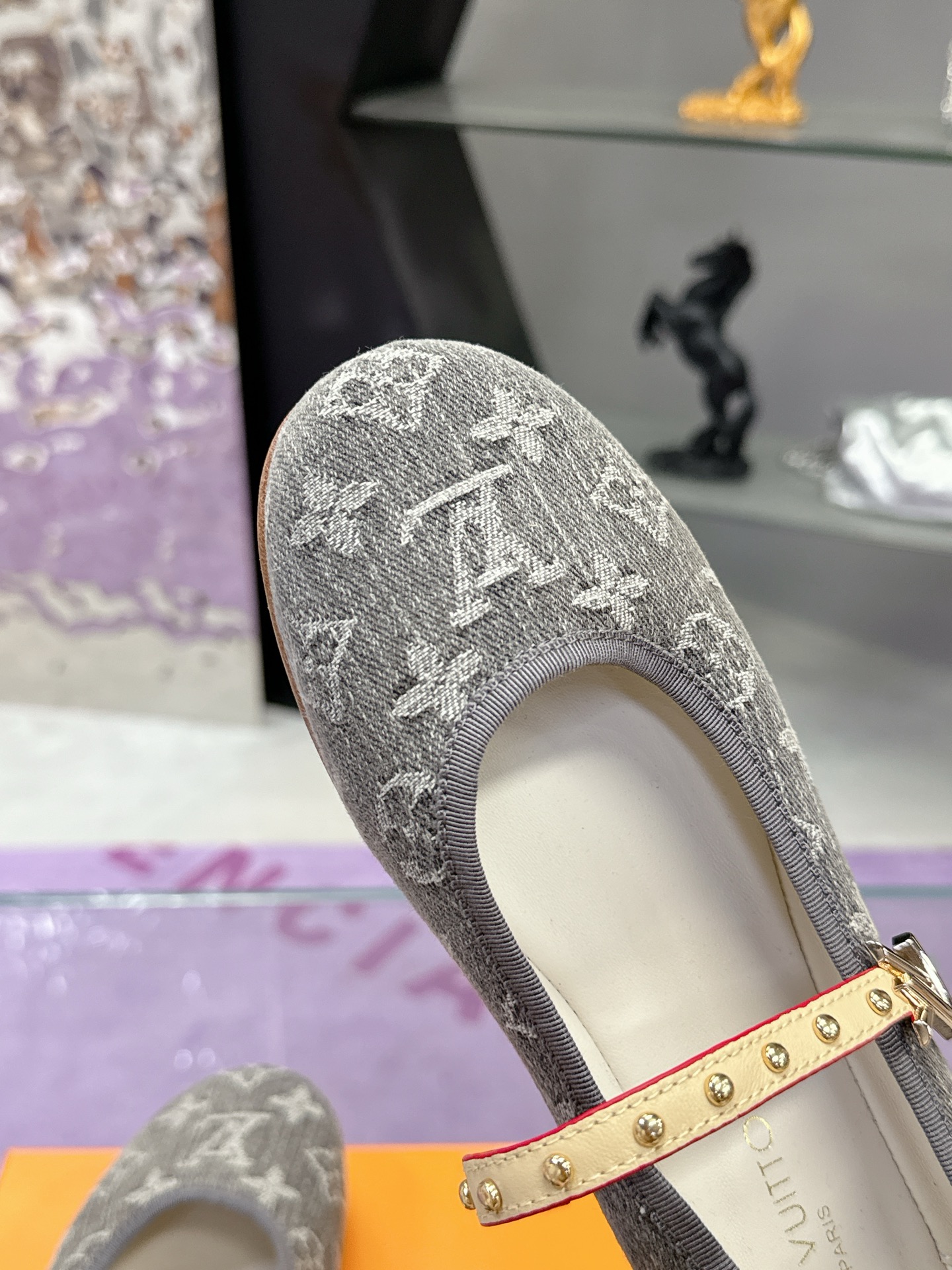 工厂价：280
Louis Vuitton 路易威登春夏 单鞋系列💎
联名玛丽珍时装平底鞋 春夏秀场出镜率最高的一款单品 超多名模上脚 简约大方非常百搭 💗
鞋面：采用原版羊皮 牛皮 （见图）
全皮包裸纯手工缝纫鞋面💎
LV标识点缀💎
内里采用水染羊皮💎
透气舒适耐磨 💎
大底：意大利真皮大底💎
码数：35—40
全套包装💎
