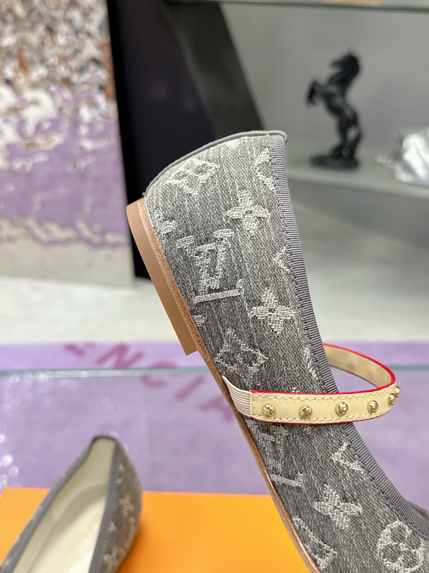 工厂价：280
Louis Vuitton 路易威登春夏 单鞋系列💎
联名玛丽珍时装平底鞋 春夏秀场出镜率最高的一款单品 超多名模上脚 简约大方非常百搭 💗
鞋面：采用原版羊皮 牛皮 （见图）
全皮包裸纯手工缝纫鞋面💎
LV标识点缀💎
内里采用水染羊皮💎
透气舒适耐磨 💎
大底：意大利真皮大底💎
码数：35—40
全套包装💎