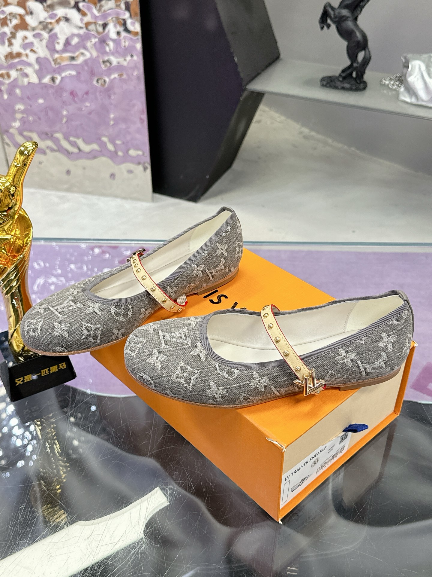 工厂价：280
Louis Vuitton 路易威登春夏 单鞋系列💎
联名玛丽珍时装平底鞋 春夏秀场出镜率最高的一款单品 超多名模上脚 简约大方非常百搭 💗
鞋面：采用原版羊皮 牛皮 （见图）
全皮包裸纯手工缝纫鞋面💎
LV标识点缀💎
内里采用水染羊皮💎
透气舒适耐磨 💎
大底：意大利真皮大底💎
码数：35—40
全套包装💎