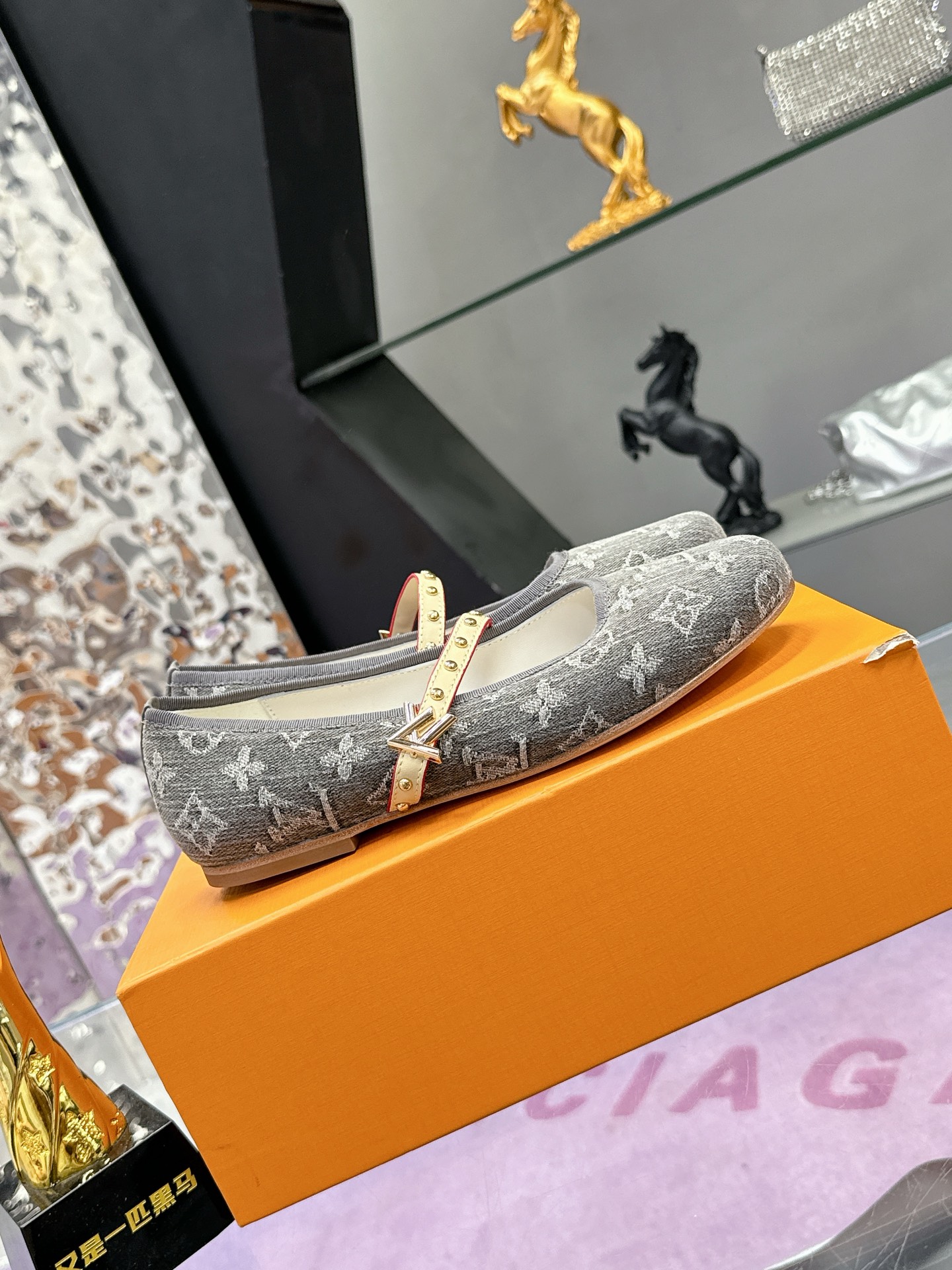 工厂价：280
Louis Vuitton 路易威登春夏 单鞋系列💎
联名玛丽珍时装平底鞋 春夏秀场出镜率最高的一款单品 超多名模上脚 简约大方非常百搭 💗
鞋面：采用原版羊皮 牛皮 （见图）
全皮包裸纯手工缝纫鞋面💎
LV标识点缀💎
内里采用水染羊皮💎
透气舒适耐磨 💎
大底：意大利真皮大底💎
码数：35—40
全套包装💎