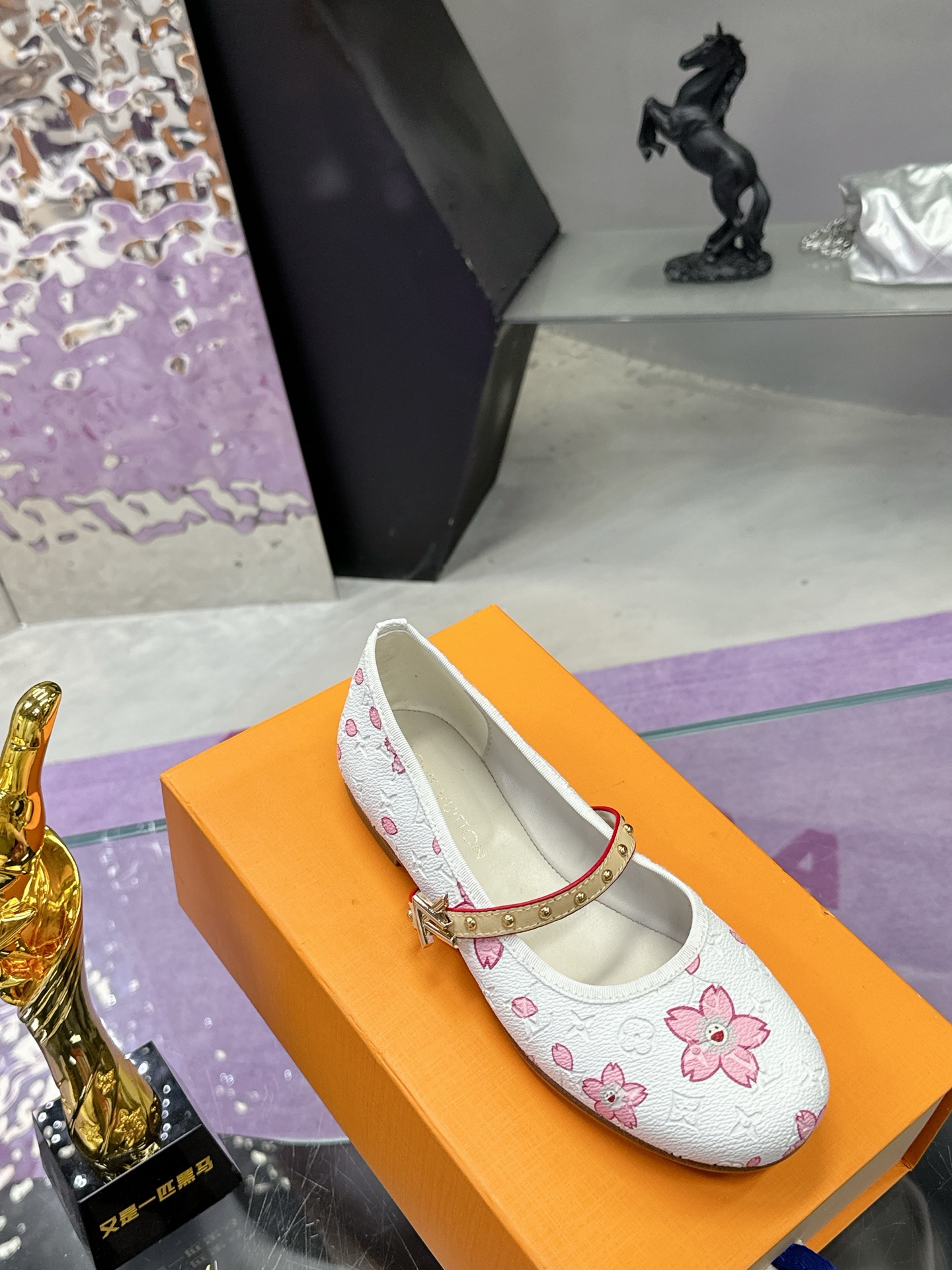 工厂价：280
Louis Vuitton 路易威登春夏 单鞋系列💎
联名玛丽珍时装平底鞋 春夏秀场出镜率最高的一款单品 超多名模上脚 简约大方非常百搭 💗
鞋面：采用原版羊皮 牛皮 （见图）
全皮包裸纯手工缝纫鞋面💎
LV标识点缀💎
内里采用水染羊皮💎
透气舒适耐磨 💎
大底：意大利真皮大底💎
码数：35—40
全套包装💎