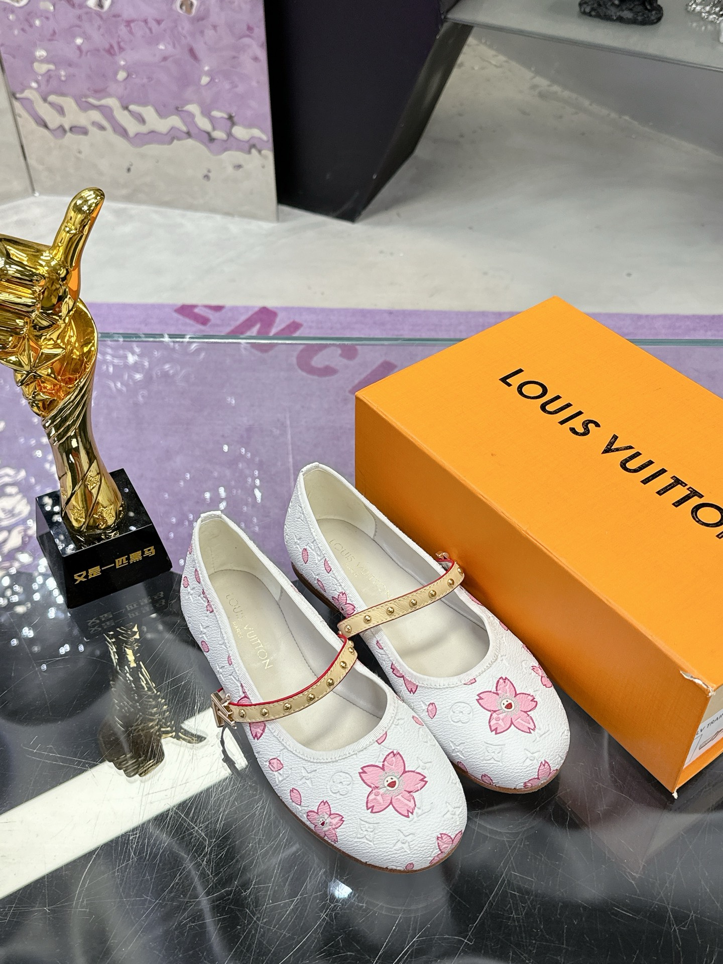 工厂价：280
Louis Vuitton 路易威登春夏 单鞋系列💎
联名玛丽珍时装平底鞋 春夏秀场出镜率最高的一款单品 超多名模上脚 简约大方非常百搭 💗
鞋面：采用原版羊皮 牛皮 （见图）
全皮包裸纯手工缝纫鞋面💎
LV标识点缀💎
内里采用水染羊皮💎
透气舒适耐磨 💎
大底：意大利真皮大底💎
码数：35—40
全套包装💎