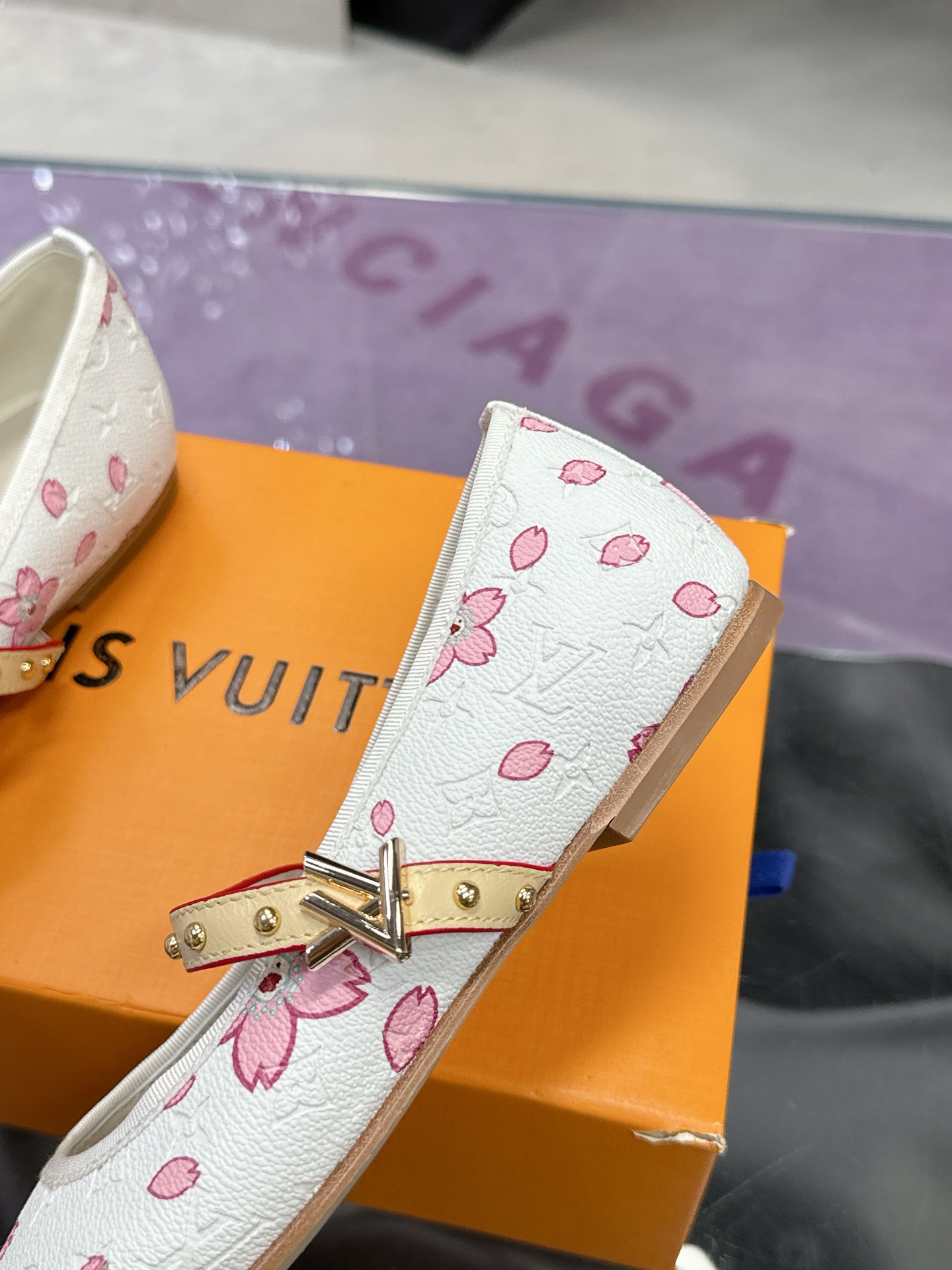 工厂价：280
Louis Vuitton 路易威登春夏 单鞋系列💎
联名玛丽珍时装平底鞋 春夏秀场出镜率最高的一款单品 超多名模上脚 简约大方非常百搭 💗
鞋面：采用原版羊皮 牛皮 （见图）
全皮包裸纯手工缝纫鞋面💎
LV标识点缀💎
内里采用水染羊皮💎
透气舒适耐磨 💎
大底：意大利真皮大底💎
码数：35—40
全套包装💎