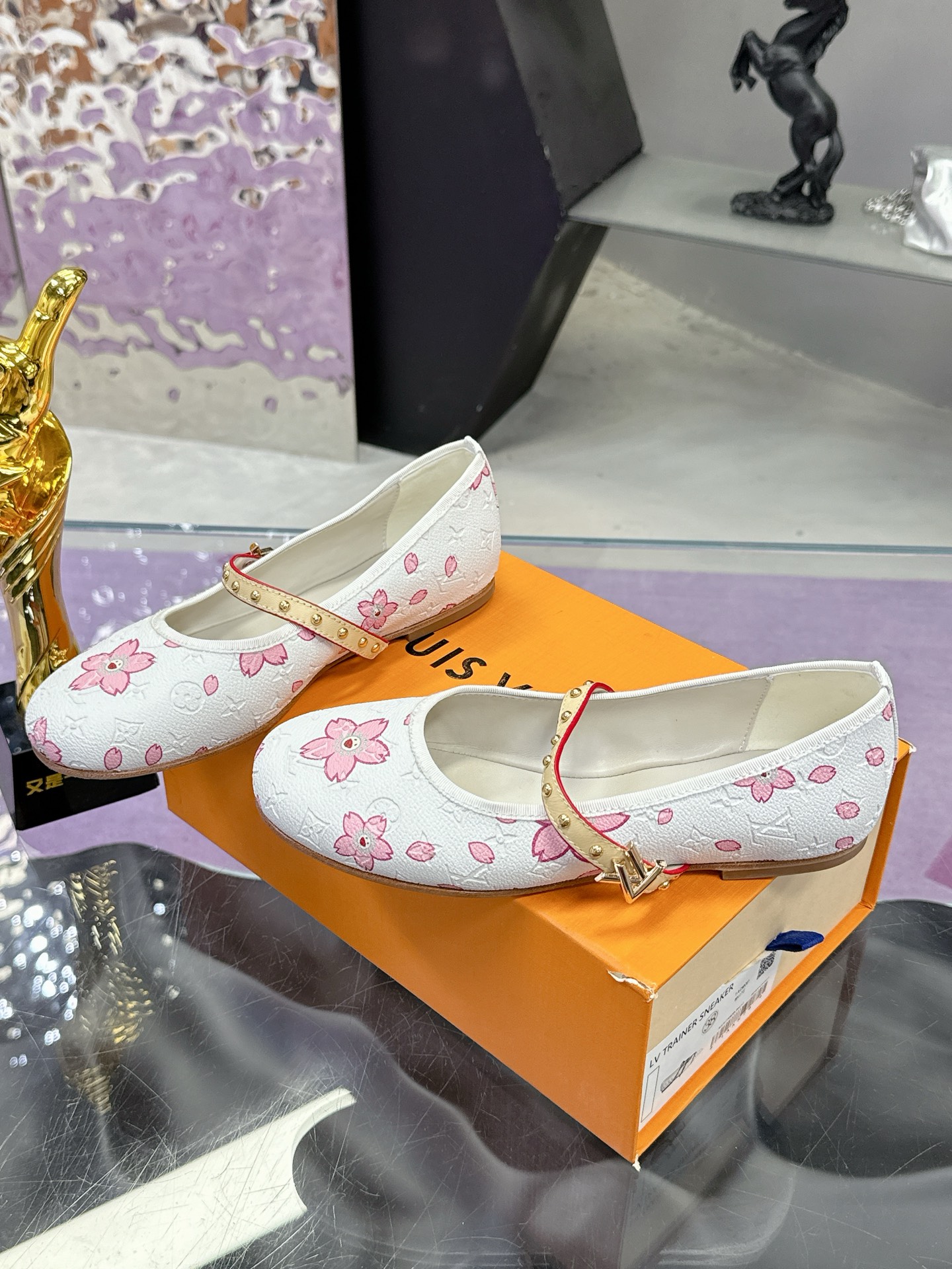 工厂价：280
Louis Vuitton 路易威登春夏 单鞋系列💎
联名玛丽珍时装平底鞋 春夏秀场出镜率最高的一款单品 超多名模上脚 简约大方非常百搭 💗
鞋面：采用原版羊皮 牛皮 （见图）
全皮包裸纯手工缝纫鞋面💎
LV标识点缀💎
内里采用水染羊皮💎
透气舒适耐磨 💎
大底：意大利真皮大底💎
码数：35—40
全套包装💎