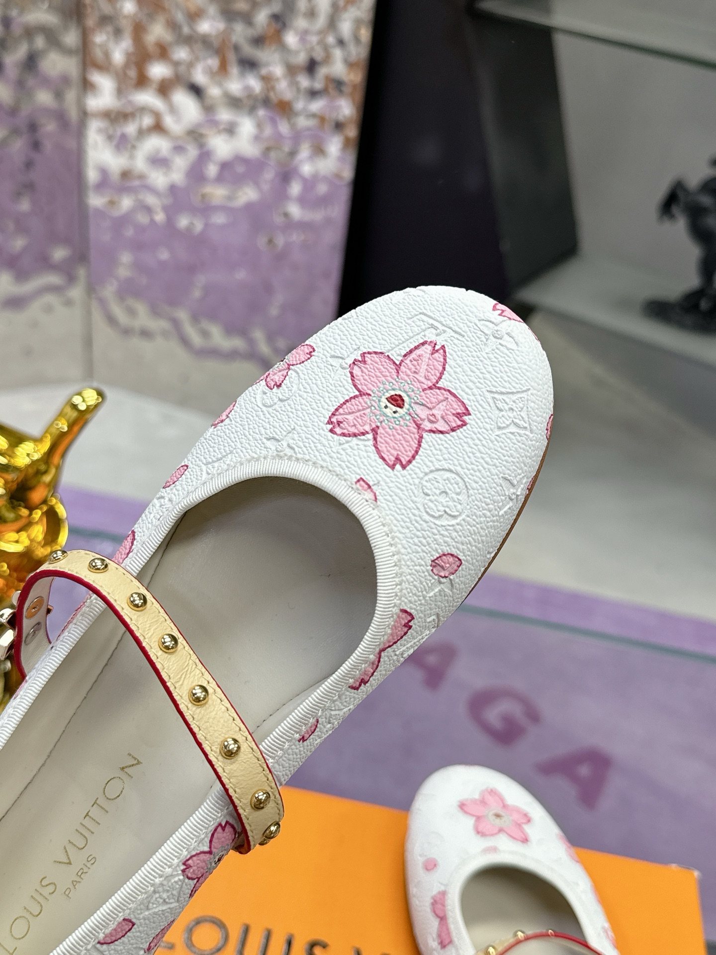 工厂价：280
Louis Vuitton 路易威登春夏 单鞋系列💎
联名玛丽珍时装平底鞋 春夏秀场出镜率最高的一款单品 超多名模上脚 简约大方非常百搭 💗
鞋面：采用原版羊皮 牛皮 （见图）
全皮包裸纯手工缝纫鞋面💎
LV标识点缀💎
内里采用水染羊皮💎
透气舒适耐磨 💎
大底：意大利真皮大底💎
码数：35—40
全套包装💎