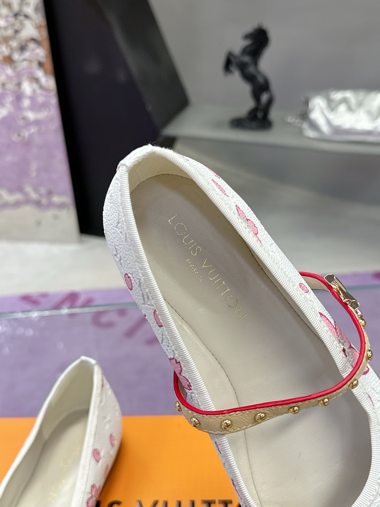 工厂价：280
Louis Vuitton 路易威登春夏 单鞋系列💎
联名玛丽珍时装平底鞋 春夏秀场出镜率最高的一款单品 超多名模上脚 简约大方非常百搭 💗
鞋面：采用原版羊皮 牛皮 （见图）
全皮包裸纯手工缝纫鞋面💎
LV标识点缀💎
内里采用水染羊皮💎
透气舒适耐磨 💎
大底：意大利真皮大底💎
码数：35—40
全套包装💎