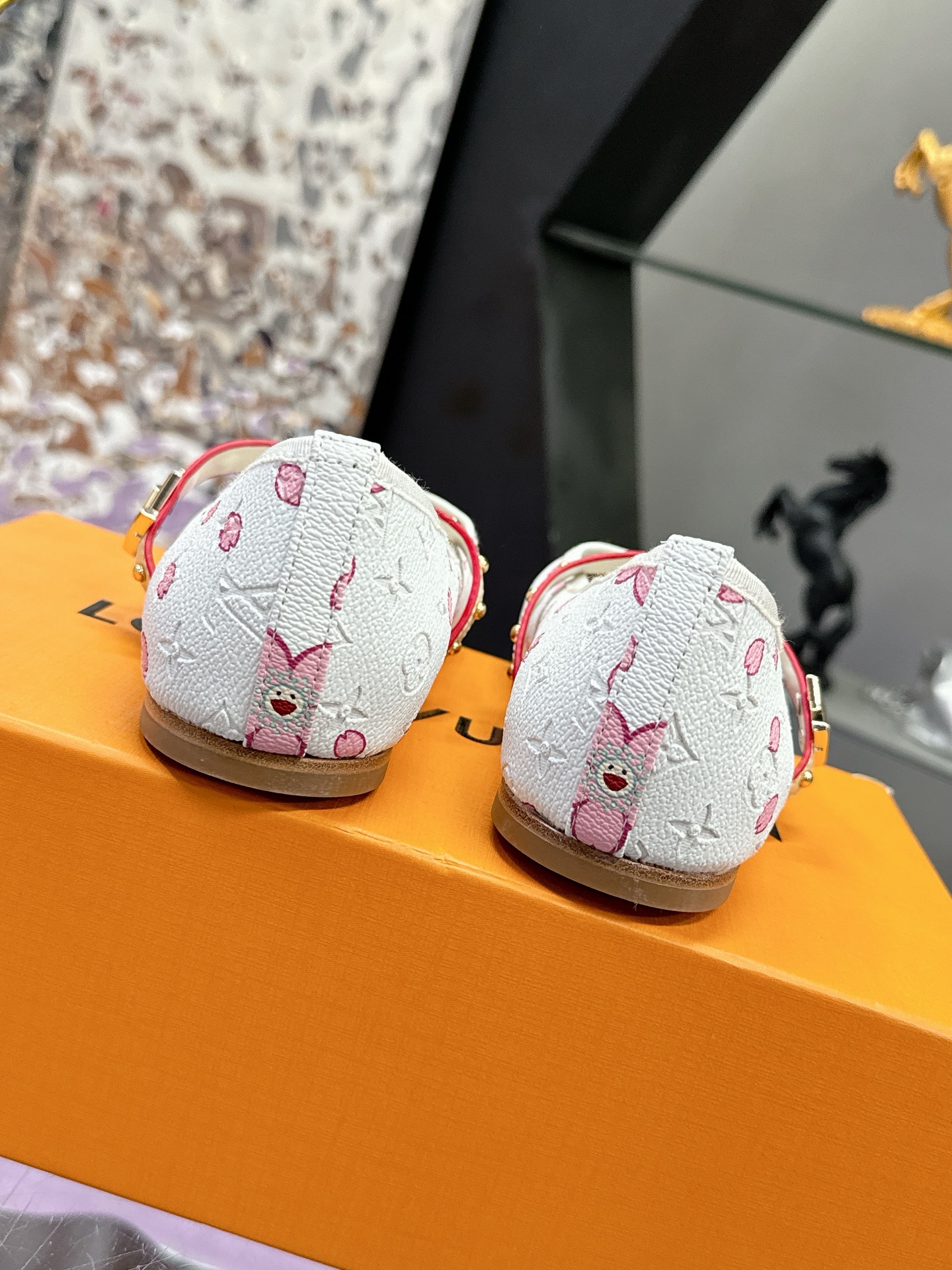 工厂价：280
Louis Vuitton 路易威登春夏 单鞋系列💎
联名玛丽珍时装平底鞋 春夏秀场出镜率最高的一款单品 超多名模上脚 简约大方非常百搭 💗
鞋面：采用原版羊皮 牛皮 （见图）
全皮包裸纯手工缝纫鞋面💎
LV标识点缀💎
内里采用水染羊皮💎
透气舒适耐磨 💎
大底：意大利真皮大底💎
码数：35—40
全套包装💎
