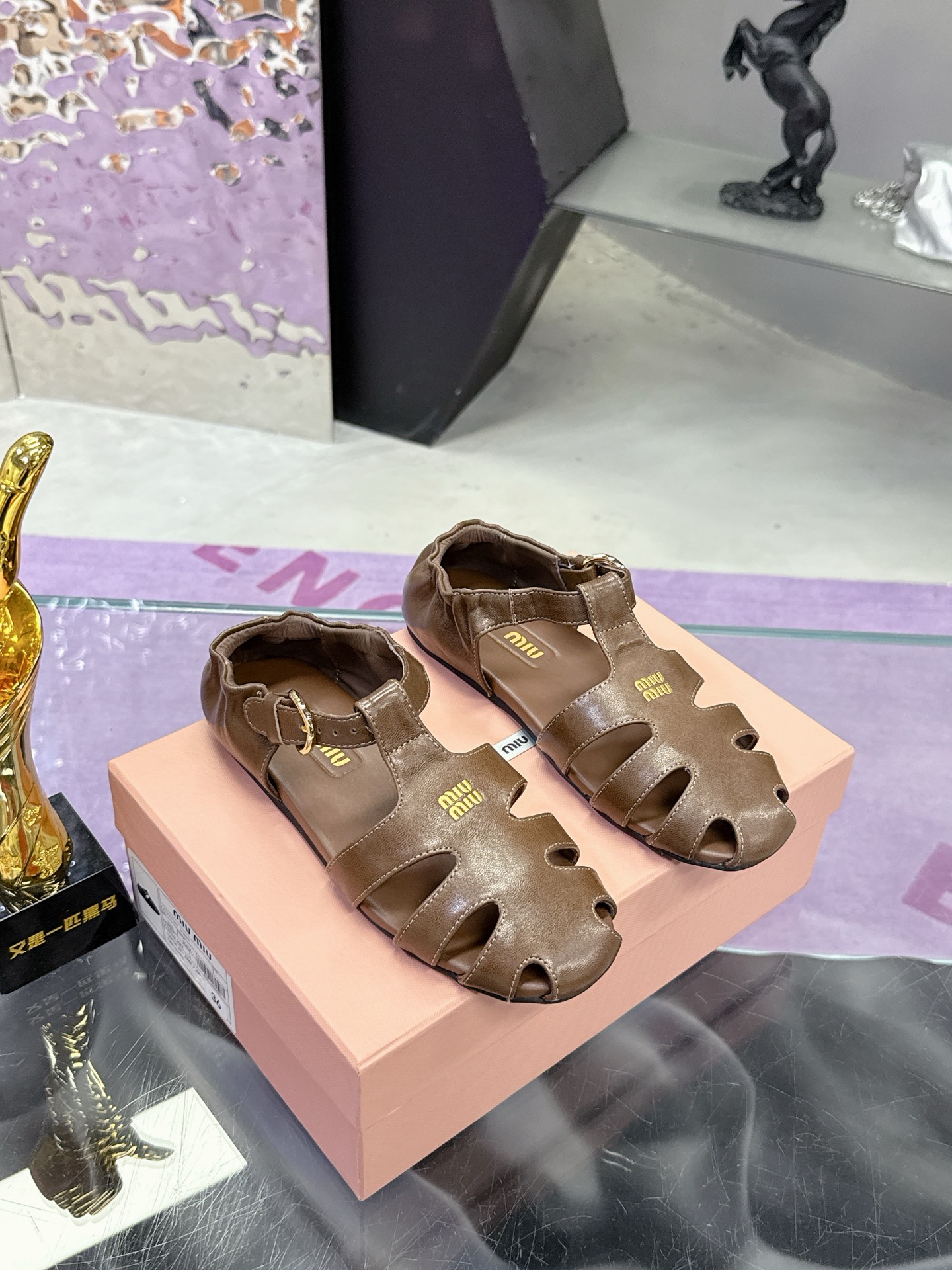 NO:266238,miumiu 2025 Early Spring and Summer Baotou Roman Sandals Official Spring and Summer Show new style, fashionable and versatile, super versatile whether worn barefoot or with socks!  Original version one-to-one development, custom imported cowhide, inner sheepskin, sole counter, size 34-41 (34.4041 custom made, no return or exchange), sandals, miumiu, sandals, cowhide, sheepskin, socks19860909miumiu 缪缪2025早春夏包头罗马凉鞋 官方春夏走秀新款,时髦百搭,无论光脚穿还是搭配袜子穿都超级百搭！原版一比一开发 鞋面定制进口牛皮 内里羊皮 鞋底专柜大底 码数34-41（34.4041订做不退换）,凉鞋,miumiu,sandals,cowhide,sheepskin,socks,Women's Shoes