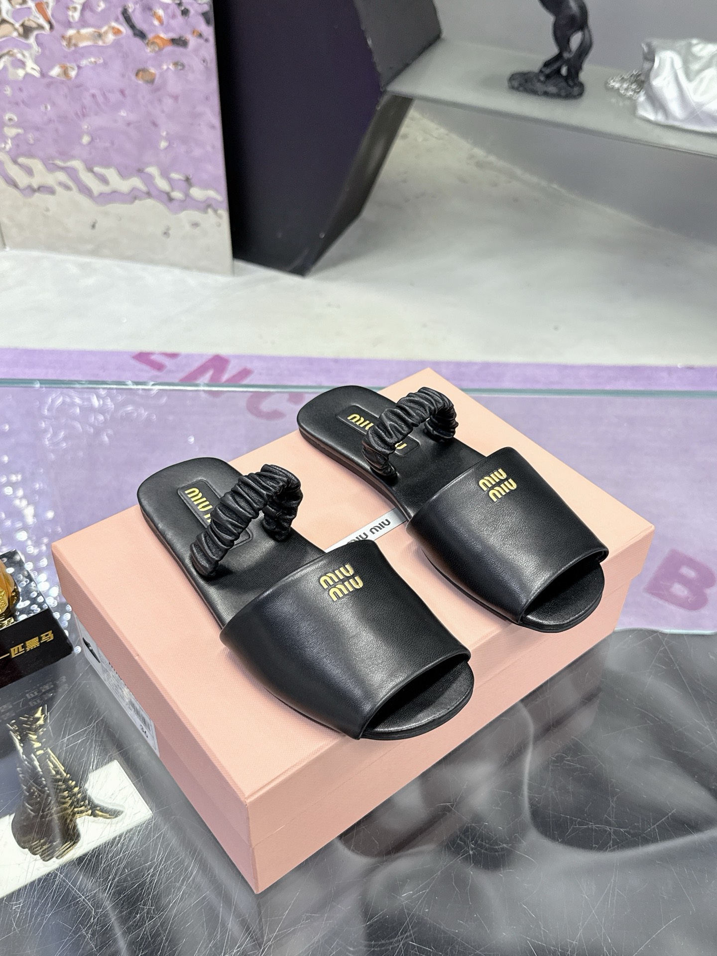 NO:266234,Miao Miao's 2025 spring and summer show is a two-wear lazy slipper. The official spring and summer show is new, fashionable and versatile, and it is super versatile whether worn barefoot or with socks!  Original one-to-one development, custom imported cowhide, inner sheepskin, original sole, size 35 to 40 (41 custom made, no return or exchange), sandals, sandals, slippers, cowhide, sheepskin, socks19860909缪缪2025春夏走秀一款两穿懒人拖鞋 官方春夏走秀新款,时髦百搭,无论光脚穿还是搭配袜子穿都超级百搭！原版一比一开发 鞋面定制进口牛皮 内里羊皮 鞋底原版大底 码数35一40（41订做不退换）,凉鞋,sandals,slippers,cowhide,sheepskin,socks,Women's Shoes