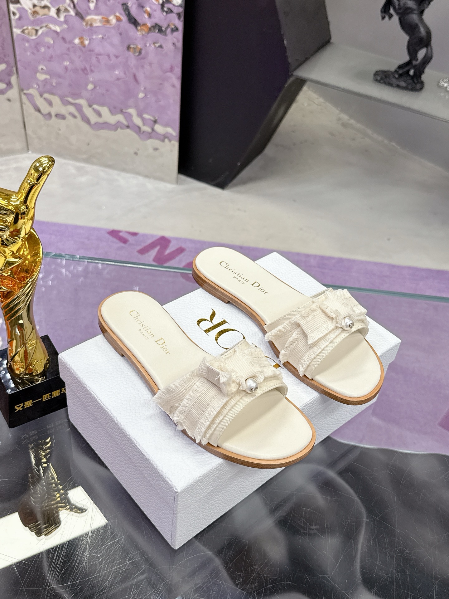 NO:266239,Rubber sole genuine leather sole DIOR Purchase grade Latest model Dior new color New elements DIOR Spring and summer new round toe pearl open-toe slippers, retro and versatile on the market top version. Dior slipper series original molded upper fabric inner lining water dyed sheepskin inner lining Size#35-42 (40 41 42 custom made no return or exchange), slippers, dior, dior, slippers, sheepskin19860909橡胶底 真皮底 DIOR 代购级 最新款 迪奥 Dior 新色 新元素 DIOR 春夏新款圆头 珍珠 露趾拖鞋 ,上脚复古又百搭 市面顶级版本. 迪奥拖鞋系列 鞋面原版开模布料 内里水染羊皮内里  Size#35-42（40 41 42订做不退换）,拖鞋,dior,dior,slippers,sheepskin,Women's Shoes