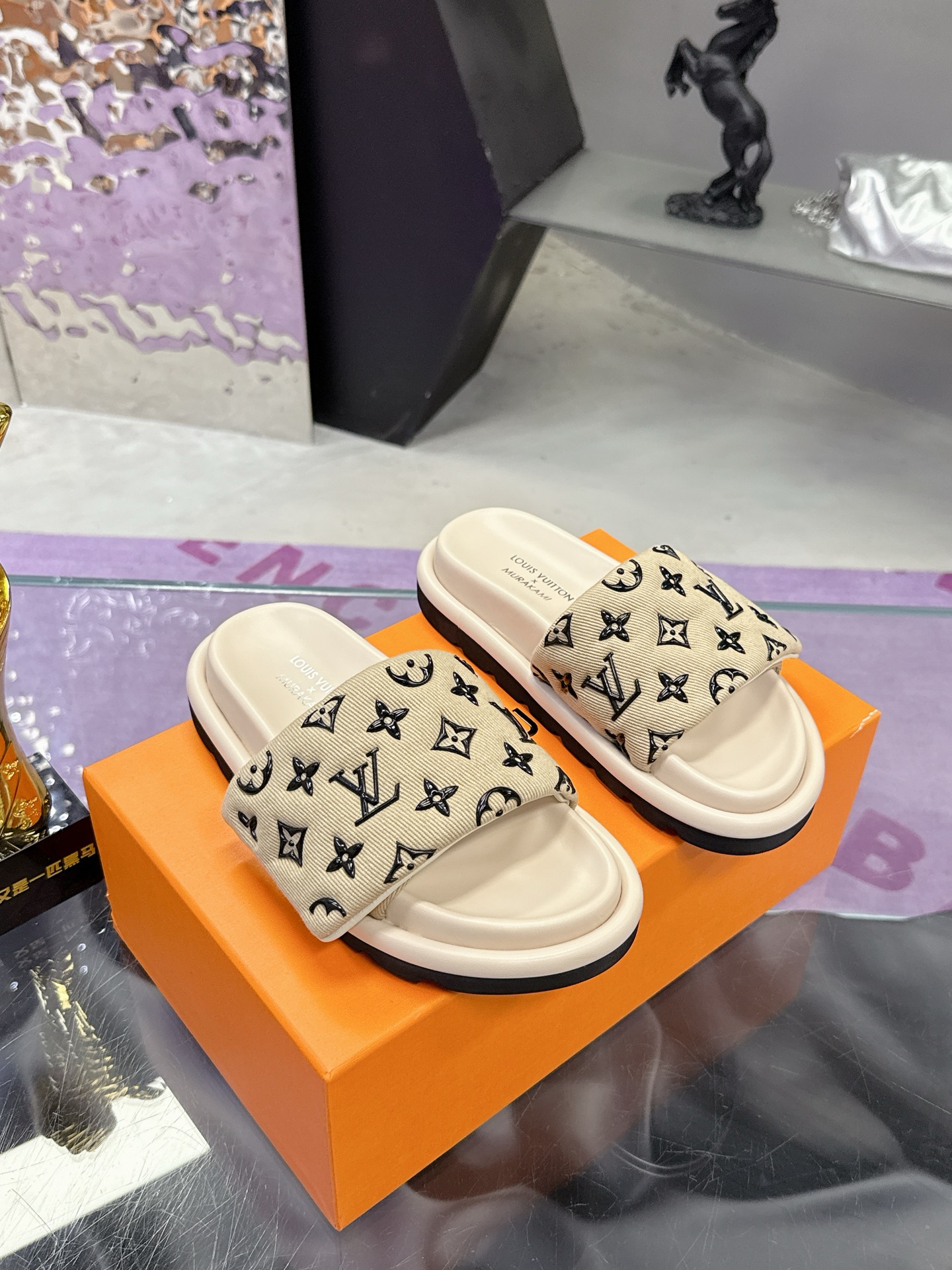 NO:266241,Lv couples, slipper series 2025 latest model L*V donkey brand 25ss new couples, presbyopia, lazy, bread thick-soled slippers, this slipper for rich people, is very expensive at first glance, and the cute bread shoe shape is very friendly to babies with wide feet. The double-breasted design super modify the foot shape, the foot feels very comfortable, soft and soft. It is a pity to go to the beach if you don’t wear it. It doesn’t hurt to wear it on rainy days!  The upper is made of original custom leather, reverse lambskin inner lining, comfortable and breathable, original mold foaming and non-slip sole size35-45 (customized by women 40/41/42 men 45), slippers, louis vuitton, louis vuitton, slippers, sheepskin19860909Lv情侣款 拖鞋系列 2025 最新款 L*V驴牌25ss新品情侣款老花懒人 面包厚底拖鞋这款真的人有钱人的拖鞋啊 一看就很贵 而且不撞款呆萌的面包鞋型对脚宽的宝宝很友好 双排扣设计超级修饰脚型 脚感很舒适软弹柔软 不穿去沙滩简直可惜了下雨天穿也不心疼！ 鞋面采用原版定制皮料 反面小羊皮内里 舒适透气 原版开模发泡防滑大底 size35-45（女40/41/42男45定制）,拖鞋,louis vuitton,louis vuitton,slippers,sheepskin,Women's Shoes