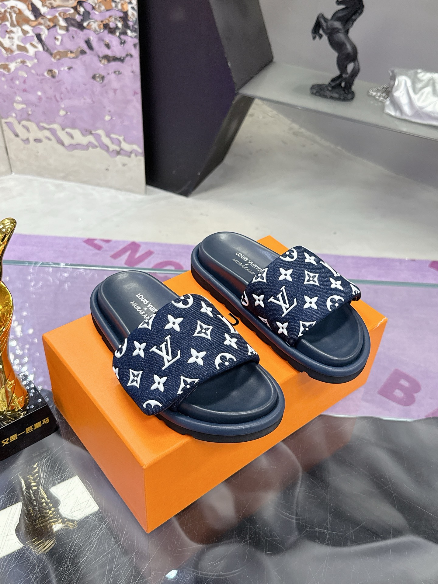 NO:266244,Lv couples, slipper series 2025 latest model L*V donkey brand 25ss new couples, presbyopia, lazy, bread thick-soled slippers, this slipper for rich people, is very expensive at first glance, and the cute bread shoe shape is very friendly to babies with wide feet. The double-breasted design super modify the foot shape, the foot feels very comfortable, soft and soft. It is a pity to go to the beach if you don’t wear it. It doesn’t hurt to wear it on rainy days!  The upper is made of original custom leather, reverse lambskin inner lining, comfortable and breathable, original mold foaming and non-slip sole size35-45 (customized by women 40/41/42 men 45), slippers, louis vuitton, louis vuitton, slippers, sheepskin19860909Lv情侣款 拖鞋系列 2025 最新款 L*V驴牌25ss新品情侣款老花懒人 面包厚底拖鞋这款真的人有钱人的拖鞋啊 一看就很贵 而且不撞款呆萌的面包鞋型对脚宽的宝宝很友好 双排扣设计超级修饰脚型 脚感很舒适软弹柔软 不穿去沙滩简直可惜了下雨天穿也不心疼！ 鞋面采用原版定制皮料 反面小羊皮内里 舒适透气 原版开模发泡防滑大底 size35-45（女40/41/42男45定制）,拖鞋,louis vuitton,louis vuitton,slippers,sheepskin,Women's Shoes