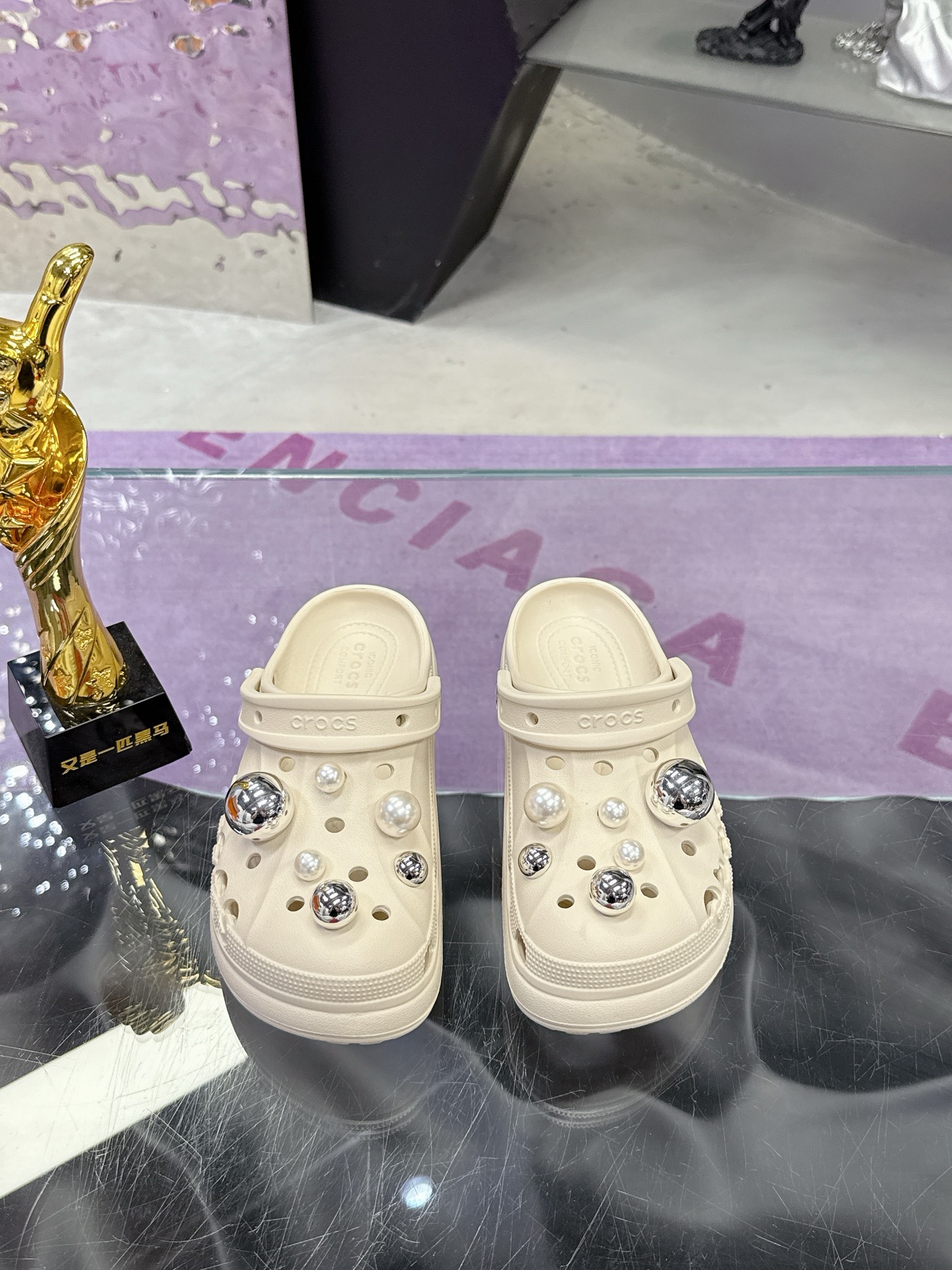 NO:266247,Free shipping (higher version) Help the factory cash out and transfer to China domestic sales Support domestic products Export to domestic sales Trade war China Come on, hot hot hole shoes are super easy to sell Export goods Factory direct sales Pixel material bottom height 4 cm water table 3 cm Distribution upper pendant (one shoe and two wear) Size 35-40, slippers, slippers19860909包邮（高版本） 帮工厂套现 转中国内销 支持国货 出口转内销 贸易战 中国加油 爆款洞洞鞋超级好卖 出口货 工厂直销 像素材料底高4厘米 水台3厘米 配送鞋面挂件（一鞋二穿） 码数35-40,拖鞋,slippers,Women's Shoes