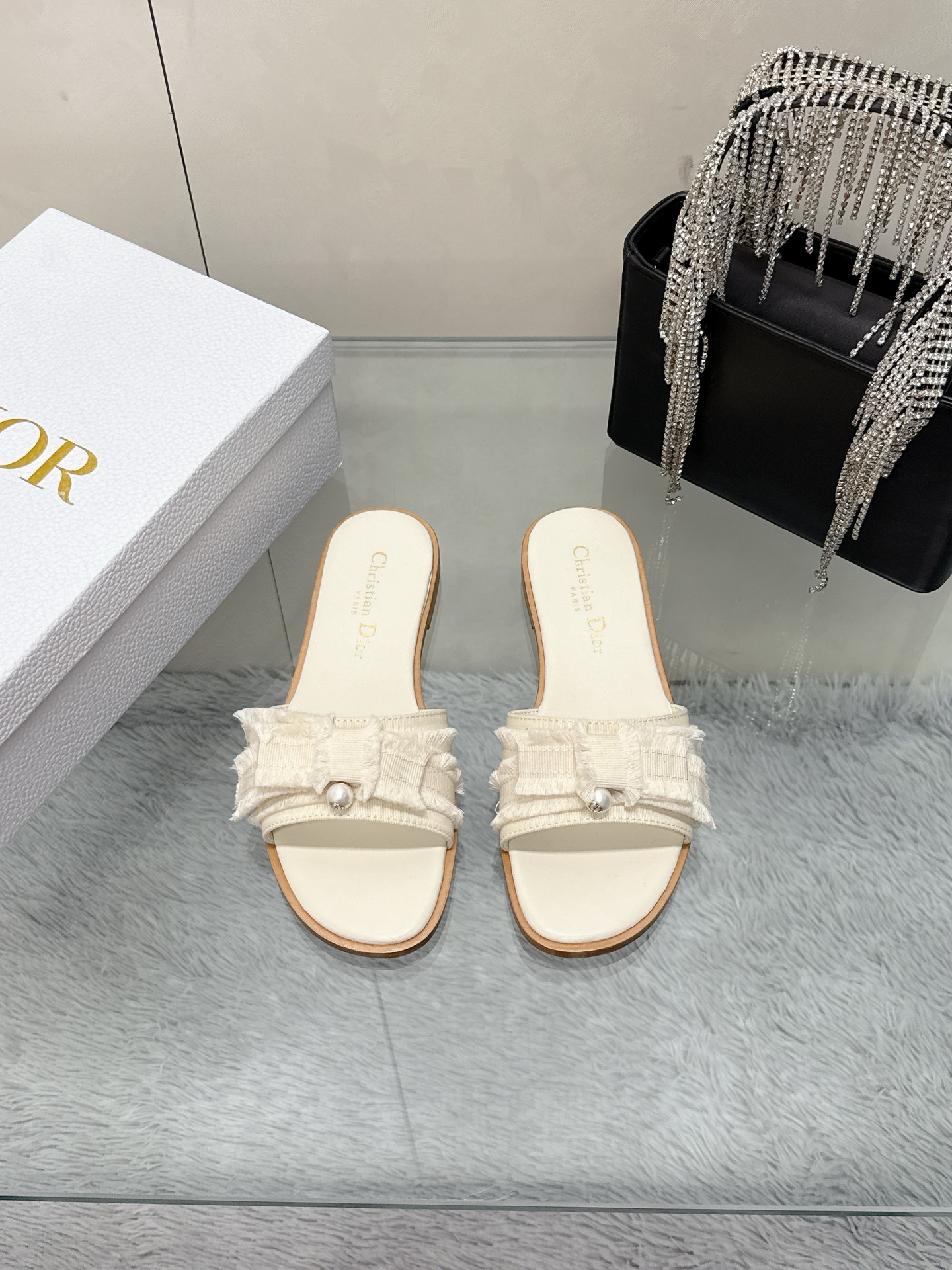 NO:262254,Rubber sole genuine leather sole DIOR Purchase grade Latest model Dior new color New elements DIOR Spring and summer new round toe pearl open-toed slippers, retro and versatile on the market top version. Dior slipper series original molded upper fabric inner lining water dyed sheepskin inner lining Size#35-42 (40 41 42 custom made no return or exchange), slippers, dior, dior, slippers, sheepskin19860909橡胶底 真皮底 DIOR 代购级 最新款 迪奥 Dior 新色 新元素 DIOR 春夏新款圆头 珍珠 露趾拖鞋 ,上脚复古又百搭 市面顶级版本. 迪奥拖鞋系列 鞋面原版开模布料 内里水染羊皮内里  Size#35-42（40 41 42订做不退换）,拖鞋,dior,dior,slippers,sheepskin,Women's Shoes