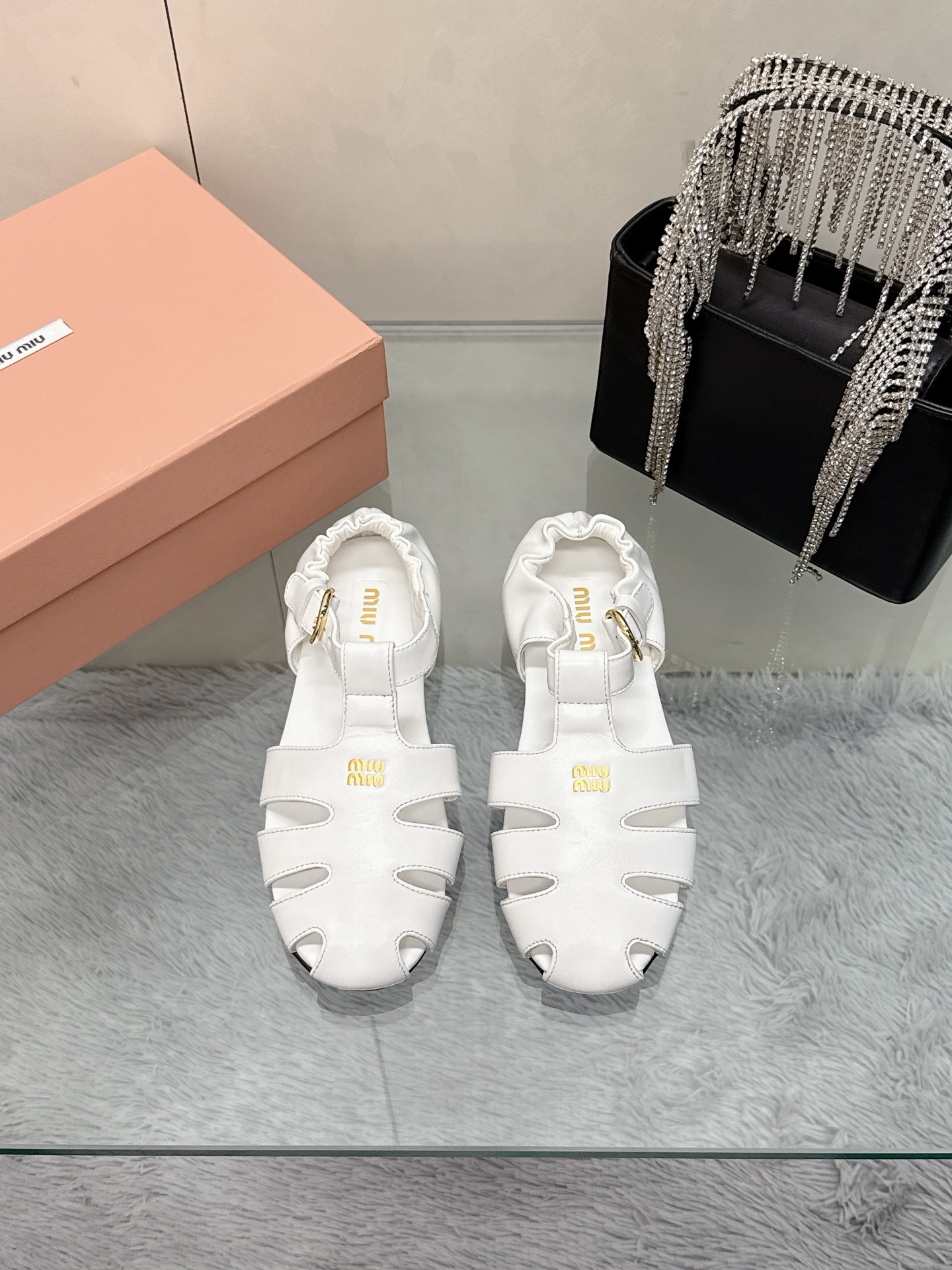 NO:262257,miumiu 2025 Early Spring and Summer Baotou Roman Sandals Official Spring and Summer Show new style, fashionable and versatile, super versatile whether worn barefoot or with socks!  Original version one-to-one development, custom imported cowhide, inner sheepskin, sole counter, size 34-41 (34.4041 custom made, no return or exchange), sandals, miumiu, sandals, cowhide, sheepskin, socks19860909miumiu 缪缪2025早春夏包头罗马凉鞋 官方春夏走秀新款,时髦百搭,无论光脚穿还是搭配袜子穿都超级百搭！原版一比一开发 鞋面定制进口牛皮 内里羊皮 鞋底专柜大底 码数34-41（34.4041订做不退换）,凉鞋,miumiu,sandals,cowhide,sheepskin,socks,Women's Shoes