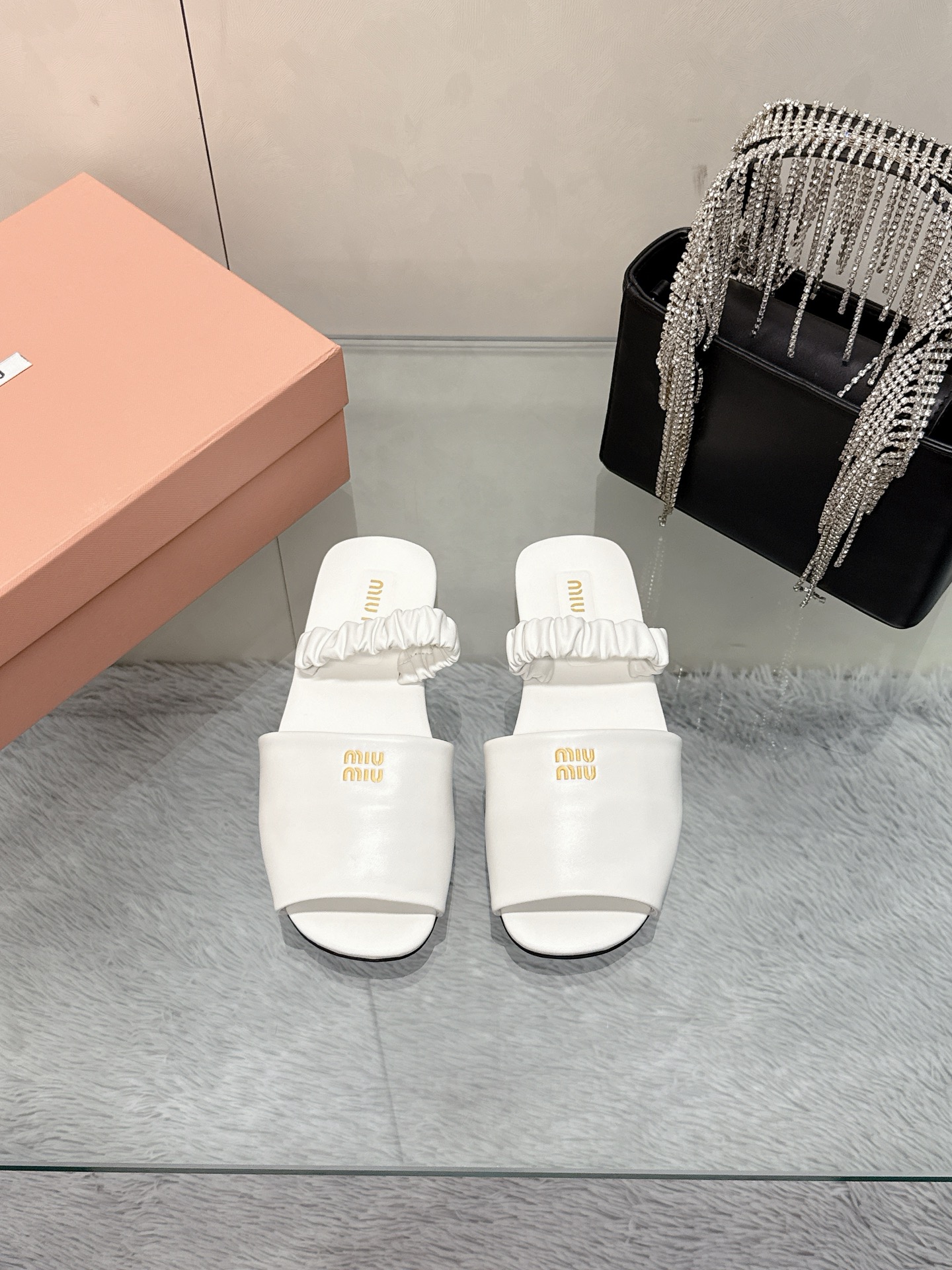 NO:262231,Miao Miao's 2025 spring and summer show is a two-wear lazy slipper. The official spring and summer show is new, fashionable and versatile, and it is super versatile whether worn barefoot or with socks!  Original one-to-one development, custom imported cowhide, inner sheepskin, original sole, size 35 to 40 (41 custom made, no return or exchange), slippers, slippers, cowhide, sheepskin, socks19860909缪缪2025春夏走秀一款两穿懒人拖鞋 官方春夏走秀新款,时髦百搭,无论光脚穿还是搭配袜子穿都超级百搭！原版一比一开发 鞋面定制进口牛皮 内里羊皮 鞋底原版大底 码数35一40（41订做不退换）,拖鞋,slippers,cowhide,sheepskin,socks,Women's Shoes