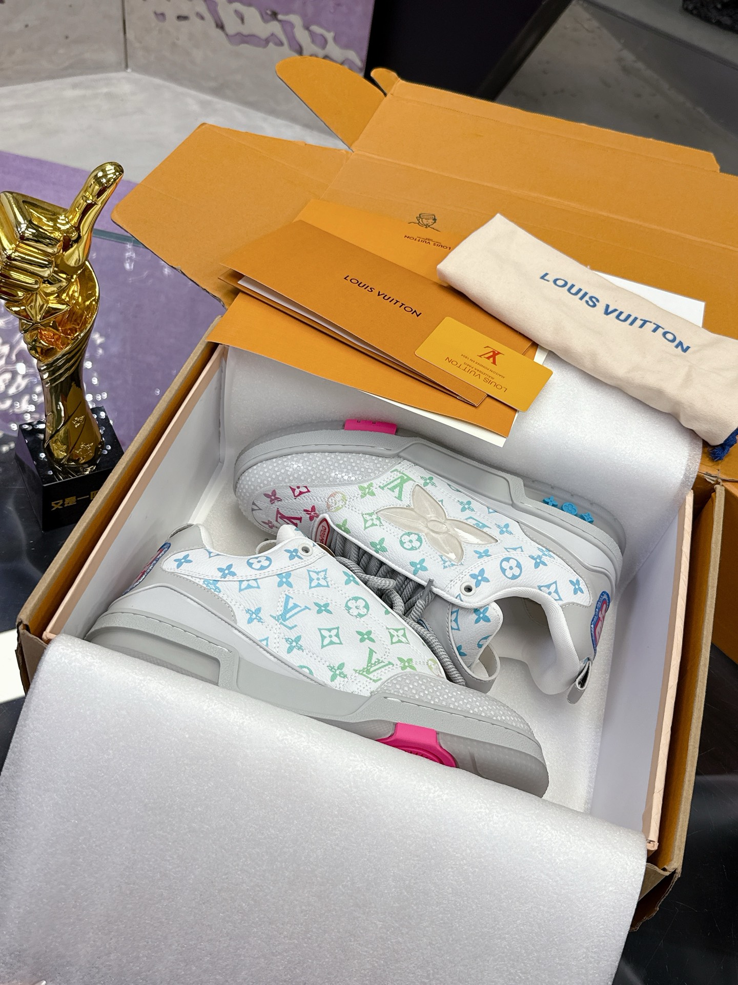 NO:413111,(Aircraft Box 10) 5 Officially synchronized new colors Louis Vuitton catwalk skate shoes hits, LOUIS VUITTON Trainer is undoubtedly one of the most successful Sneakers launched by luxury brands, but the pace of exploration will not stop. LOUISVUITTON will also bring a new skate shoe series in spring 2025. The new series in the picture returns to the 1990s Chunky Skate Shoes, leather and mesh uppers, the large silhouette and thick shoelaces are very eye-catching, and it is expected to have quite a lot of color matching like Trainer. Combined with the previous DIOR show skate shoes, this Chunky style may be stronger next year. Lv bread shoes series Couple model Size: Women 35-40  Men 39-46, casual shoes/sports shoes, dior, louis vuitton, louis vuitton, louis vuitton, louis vuitton, sneakers19860909（飞机盒10）  5  官方同步新颜色 路易威登走秀滑板鞋爆款, LOUIS VUITTON Trainer无疑是奢侈品牌推出的最成功的Sneaker之一,不过探索的脚步并不会停,LOUISVUITTON也将在2025年春季带来全新滑板鞋系列.图中新系列回到了90年代 Chunky Skate Shoes既视感,皮革与网面打造鞋面,肥大的廓形与粗鞋带都非常惹眼,预计也会像Trainer一样拥有相当多的配色.结合此前 DIOR秀场滑板鞋来看,明年或许这股Chunky风会更加强劲.  Lv面包鞋系列 情侣款 Size:女35-40 男39-46,休闲鞋/运动鞋,dior,louis vuitton,louis vuitton,louis vuitton,sneakers,Women's Shoes