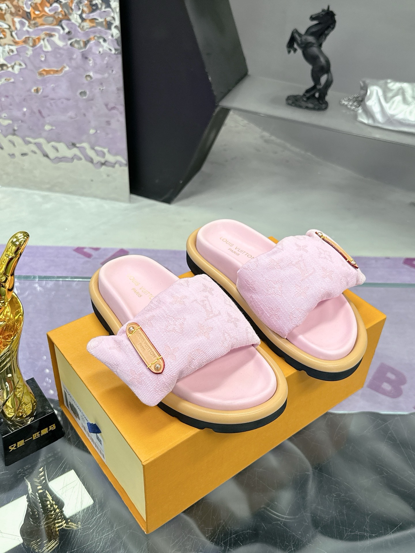 NO:266253,The LV couple's counter focuses on the latest denim slippers, and the newest purchase level!  Full of high-end feeling!  This is a popular model for bloggers at home and abroad. It is retro and fashionable and beautiful!  Official website main model, high custom denim printed fabric, inner lining: imported goatskin lining, original open mold, anti-slip wear-resistant foam sole, size 35-41, men, 41-45, slippers, louis vuitton, slippers, sheepskin19860909LV 情侣款专柜主打最新款牛仔拖鞋硬货上新 代购级别！高级感十足！国内外博主刷爆的一款,复古又时髦 上脚美炸了！官网主推款 鞋面高定制牛仔印花布料 内里: 进口山羊皮里 大底原版开模防滑耐磨发泡底 码数女35-41 男41-45,拖鞋,louis vuitton,slippers,sheepskin,Women's Shoes