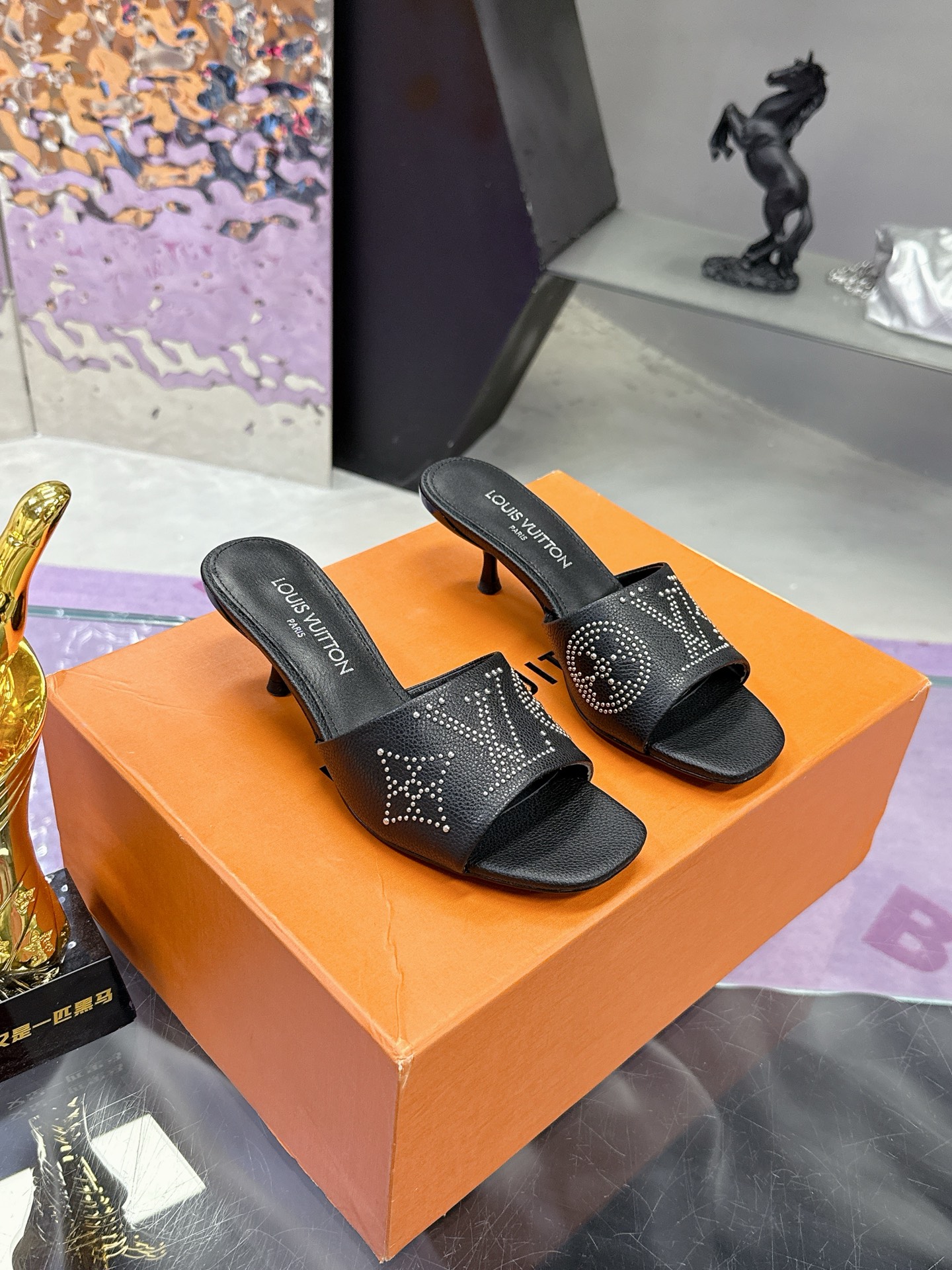 NO:266212,LV | Louis Vuitton 25 2025 Early Spring New Product Top Version Counter Features Latest Models Hard Products New Lv Slippers Heel Series Original Customized Cowhide Inner Imported Goat Skin Outsole Original Italian Leather Outsole Heels 5.5 Shoe Size: 35-40 (40 Customized No Return and Exchange), High Heels Slippers, louis vuitton, louis vuitton, high heels, slippers, cowhide, sheepskin, Leather Soles19860909LV | 路易威登 25 2025 早春新品 顶级版本专柜主打最新款 硬货上新 Lv拖鞋 跟鞋系列 鞋面原版定制牛皮 内里进口山羊皮里 大底原版意大利真皮大底 跟高5.5 鞋码: 35-40（40定制不退换）,高跟鞋拖鞋,louis vuitton,louis vuitton,high heels,slippers,cowhide,sheepskin,Leather soles,Women's Shoes