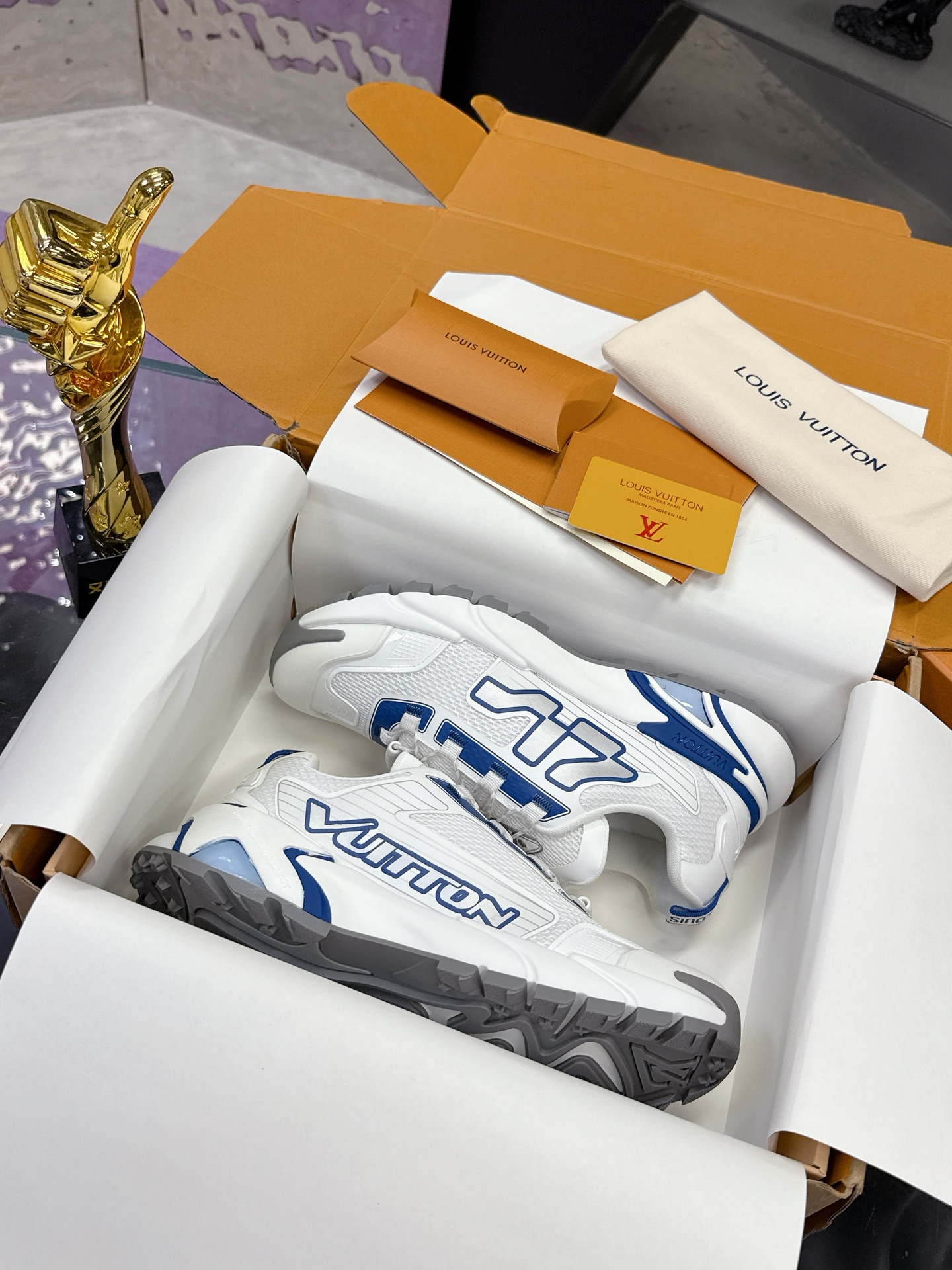 NO:266214,Top version of LV Louis Vuitton Ljia Donkey Runner Tatic series Thick sole Casual sports shoes Running shoes Original purchase and development Made this model LV Runner Tatic sports shoes combine technology materials such as mesh fabric and straps to interpret the inspiration of traditional hiking shoes. LV letters are written on one side, and the lassoon buckles are embellished with fast lace-up system Monogram Flowers and Louis Vuitton logos, light and wear-resistant rubber outsole perfect overall, delivery counter exquisite packaging Fabric: original imported custom technology fabric   mesh surface Inner original customized breathable mesh Sole original open mold-proof rubber combination material Sole thickness 4CM Size: men's 39-45, casual shoes/sports shoes, louis vuitton, louis vuitton, louis vuitton, louis vuitton, louis vuitton, louis vuitton, louis vuitton, louis vuitton, louis vuitton, louis vuitton, louis  vuitton,sneakers19860909顶级版本LV路易威登 L家驴牌Runner Tatic系列 厚底 休闲 运动鞋 跑鞋 原版购入开发 做货 本款 LV Runner Tatic 运动鞋融合网格面料和饰带等科技材质,演绎传统登山鞋的灵感启发.LV 字母抒写于一侧,快速系带系统的套索扣点缀 Monogram 花卉和路易威登标识,轻盈耐磨的橡胶外底完善整体 配送专柜精美包装 面料:原版进口定制科技面料 网面 内里原版定制透气网里 鞋底原版开模防滑橡胶组合材质 底厚4CM Size:男款39-45,休闲鞋/运动鞋,louis vuitton,louis vuitton,louis vuitton,louis vuitton,sneakers,Women's Shoes