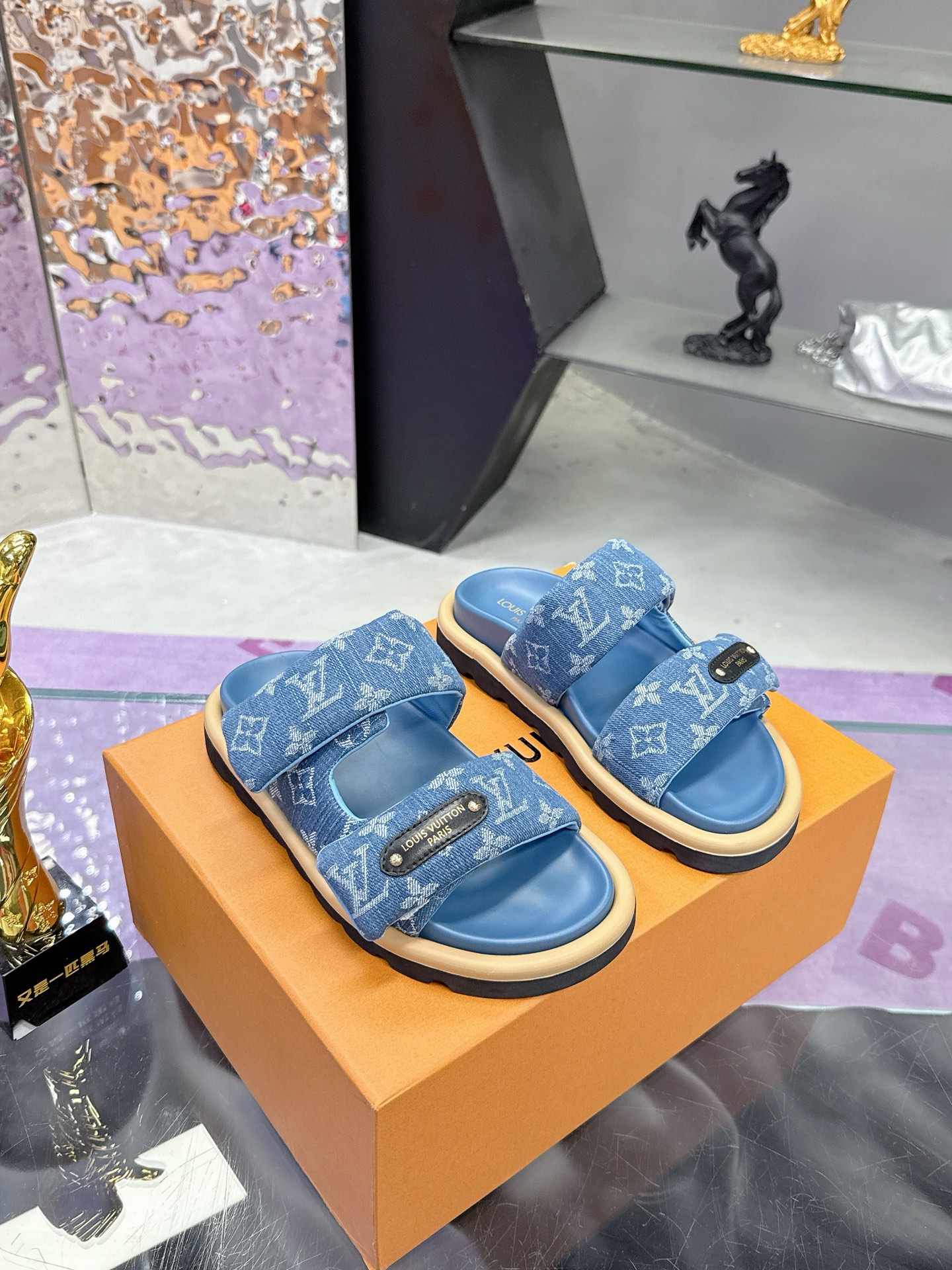 NO:266219,LV hits for men and women, size 35-44, couple sizes, Louis Vuitton bread rolls, another hit. The super hottest presbyopia slippers that are at its peak, the foot feel of the soft and comfortable Lv slipper series, the popular little red book, the high-end lazy style... There is no pair of ugly slippers in summer, which is soulless. Let's plant grass today. 25 The rainbow color of the spring is so suitable for this summer. The full and fluffy effect of the relief silk design is particularly good. I fell in love with it for no reason. The sole increases by 3 cm. The NICE Velcro design is wide and can make your feet look thin and beautiful. I love it most in summer!  !  This design is so fashionable and the cool style can be matched!  !  Size female 35-40 male 39-44, slippers, louis vuitton, louis vuitton, slippers19860909LV爆款男女同款码数35-44 情侣码  路易威登面包拖 又一爆款 LV一出即巅峰的超爆款的老花拖鞋面包的脚感 软绵绵的超舒服 Lv拖鞋系列 火爆小红书 高级慵懒风.... 夏天没有一双丑拖鞋是没有灵魂的 今天就来种草了 25开春彩虹色太适合这个夏季了显高级 感 浮雕丝绸设计饱满蓬蓬的效果特别有好感 显白莫名其妙的爱上了. 鞋底立增3公分, NICE 魔术贴的设计宽宽的可以显的脚好瘦好好看 夏天最爱！！ 这个设计太时尚了 酷酷的风格也可以搭配！！ Size女35-40 男39-44,拖鞋,louis vuitton,louis vuitton,slippers,Women's Shoes