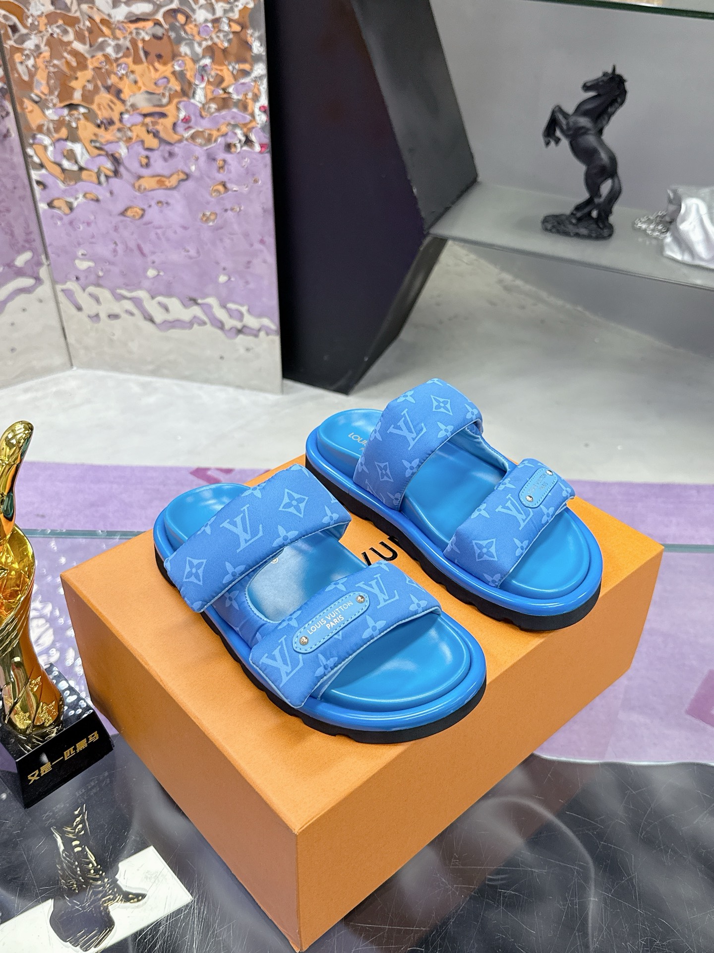 NO:266217,LV hits for men and women, sizes 35-44, couples, Louis Vuitton bread rolls, another hit. The super hottest presbyopia slippers that are at its peak, the foot feel of the soft and comfortable Lv second uncle drag, Lv slipper series, popular little red book, high-end lazy style...... There is no pair of ugly slippers in summer, which is soulless. Let's plant grass today. 25 The rainbow color of the spring is so suitable for this summer. The full and fluffy effect of the relief silk design is particularly good. I fell in love with it for no reason. The sole is increased by 3 cm. The NICE Velcro design is wide and can make your feet look thin and beautiful. I love it most in summer!  !  This design is so fashionable and the cool style can be matched!  !  Size female 35-40 male 39-44, slippers, louis vuitton, louis vuitton, slippers19860909LV爆款男女同款码数35-44 情侣码  路易威登面包拖 又一爆款 LV一出即巅峰的超爆款的老花拖鞋面包的脚感 软绵绵的超舒服 Lv二舅拖 Lv拖鞋系列 火爆小红书 高级慵懒风.... 夏天没有一双丑拖鞋是没有灵魂的 今天就来种草了 25开春彩虹色太适合这个夏季了显高级 感 浮雕丝绸设计饱满蓬蓬的效果特别有好感 显白莫名其妙的爱上了. 鞋底立增3公分, NICE 魔术贴的设计宽宽的可以显的脚好瘦好好看 夏天最爱！！ 这个设计太时尚了 酷酷的风格也可以搭配！！ Size女35-40 男39-44,拖鞋,louis vuitton,louis vuitton,slippers,Women's Shoes