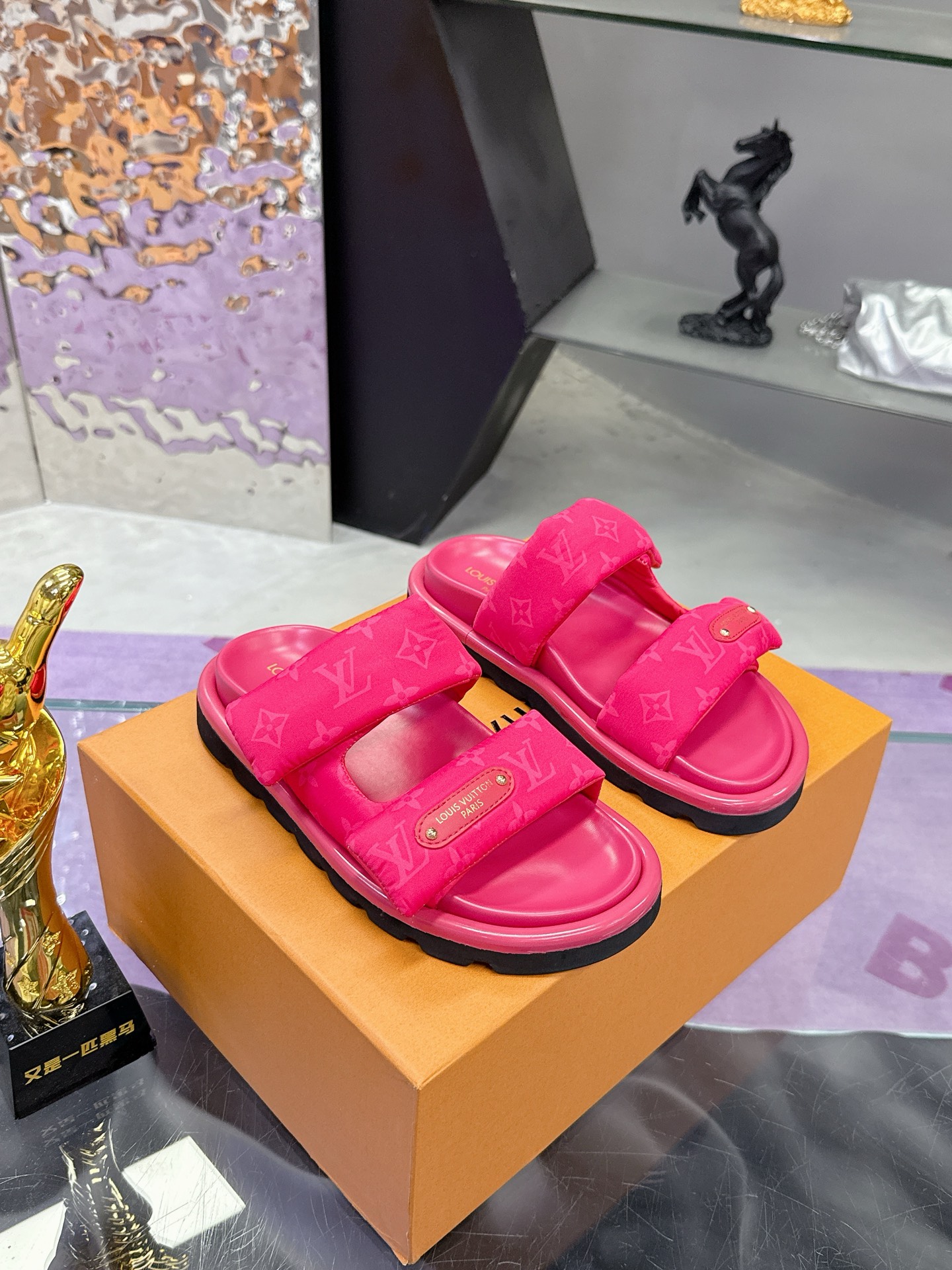 NO:266221,LV hits the same size as men and women, 35-44, couples, Louis Vuitton bread rolls, another hit. The super hottest presbyopia slippers, which is the peak, the foot feeling of the presbyopia slippers, soft and super comfortable, popular little red book, high-end lazy style... There is no pair of ugly slippers in summer, which is soulless. Let's plant grass today. 25 The rainbow color of the spring is so suitable for this summer. The full and fluffy effect of the relief silk design is particularly good. I fell in love with it for no reason. The sole increases by 3 cm. The NICE Velcro design is wide and can make your feet look thin and beautiful. I love it in summer!  !  This design is so fashionable and the cool style can be matched!  !  Size female 35-40 male 39-44, slippers, louis vuitton, louis vuitton, slippers19860909LV爆款男女同款码数35-44 情侣码  路易威登面包拖 又一爆款 LV一出即巅峰的超爆款的老花拖鞋面包的脚感 软绵绵的超舒服 火爆小红书 高级慵懒风.... 夏天没有一双丑拖鞋是没有灵魂的 今天就来种草了 25开春彩虹色太适合这个夏季了显高级 感 浮雕丝绸设计饱满蓬蓬的效果特别有好感 显白莫名其妙的爱上了. 鞋底立增3公分, NICE 魔术贴的设计宽宽的可以显的脚好瘦好好看 夏天最爱！！ 这个设计太时尚了 酷酷的风格也可以搭配！！ Size女35-40 男39-44,拖鞋,louis vuitton,louis vuitton,slippers,Women's Shoes