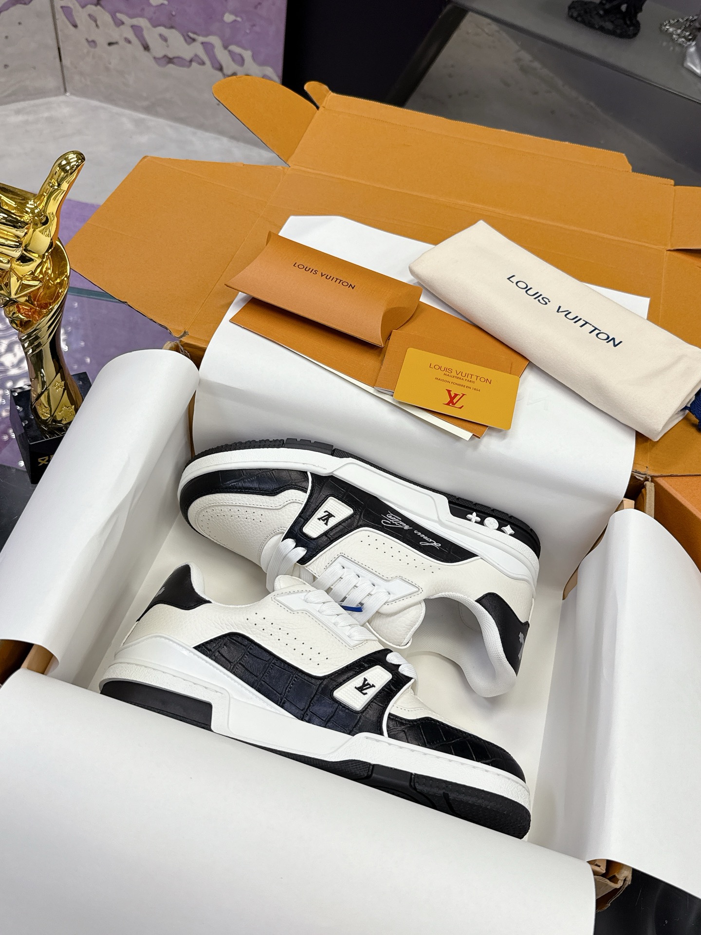 NO:266245,Himalayan cowhide crocodile pattern series Original development Quality shipping Welcome to compare LV board shoes series LV Trainer Maxi sneakers introduce the loose silhouette of the ready-to-wear series into the LVTrainer sneaker design written by Virgil Abloh, and made its debut in the spring and summer men's clothing show. The cowhide upper combines rough fabric laces to point out the classic elements of the brand with colorful beads. The LV letters marked the tongue, and Monogram flowers live on the outsole. The mixed material is made of top layer cowhide, wrapped in imported custom-made special printed denim, thick lace-up design, with Monogram large print on the side, the tongue and heel 