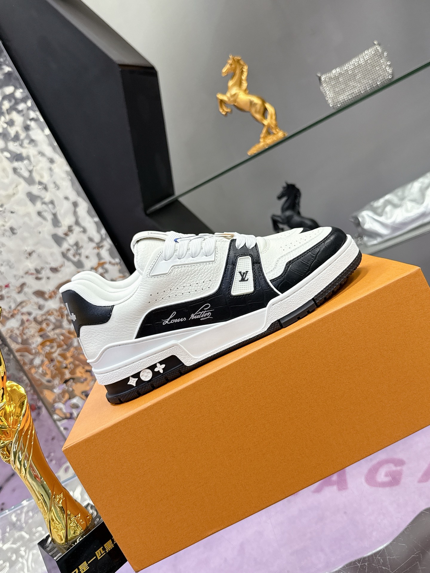 ルイ・ヴィトン LV Trainer Maxi スニーカー - 牛皮革・モノグラム花柄