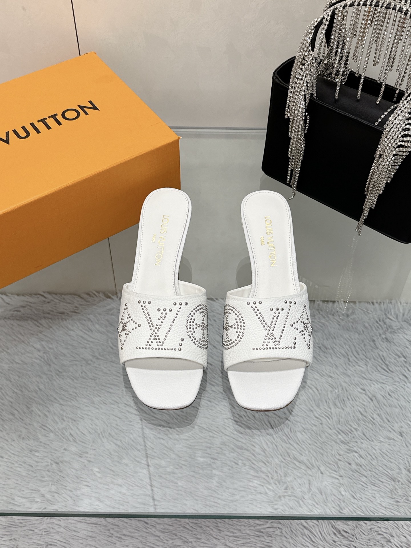 NO:262242,LV | Louis Vuitton 25 2025 Early Spring New Product Top Version Counter Features Latest Models Hard Products New Lv Slippers Heel Series Original Customized Cowhide Inner Imported Goatskin Outsole Original Italian Leather Outsole Heel Heel 5.5 Shoe Size: 35-40 (40 Customized No Return and Exchange), Slippers, louis vuitton, louis vuitton, slippers, cowhide, sheepskin, Leather Soles19860909LV | 路易威登 25 2025 早春新品 顶级版本专柜主打最新款 硬货上新 Lv拖鞋 跟鞋系列 鞋面原版定制牛皮 内里进口山羊皮里 大底原版意大利真皮大底 跟高5.5 鞋码: 35-40（40定制不退换）,拖鞋,louis vuitton,louis vuitton,slippers,cowhide,sheepskin,Leather soles,Women's Shoes