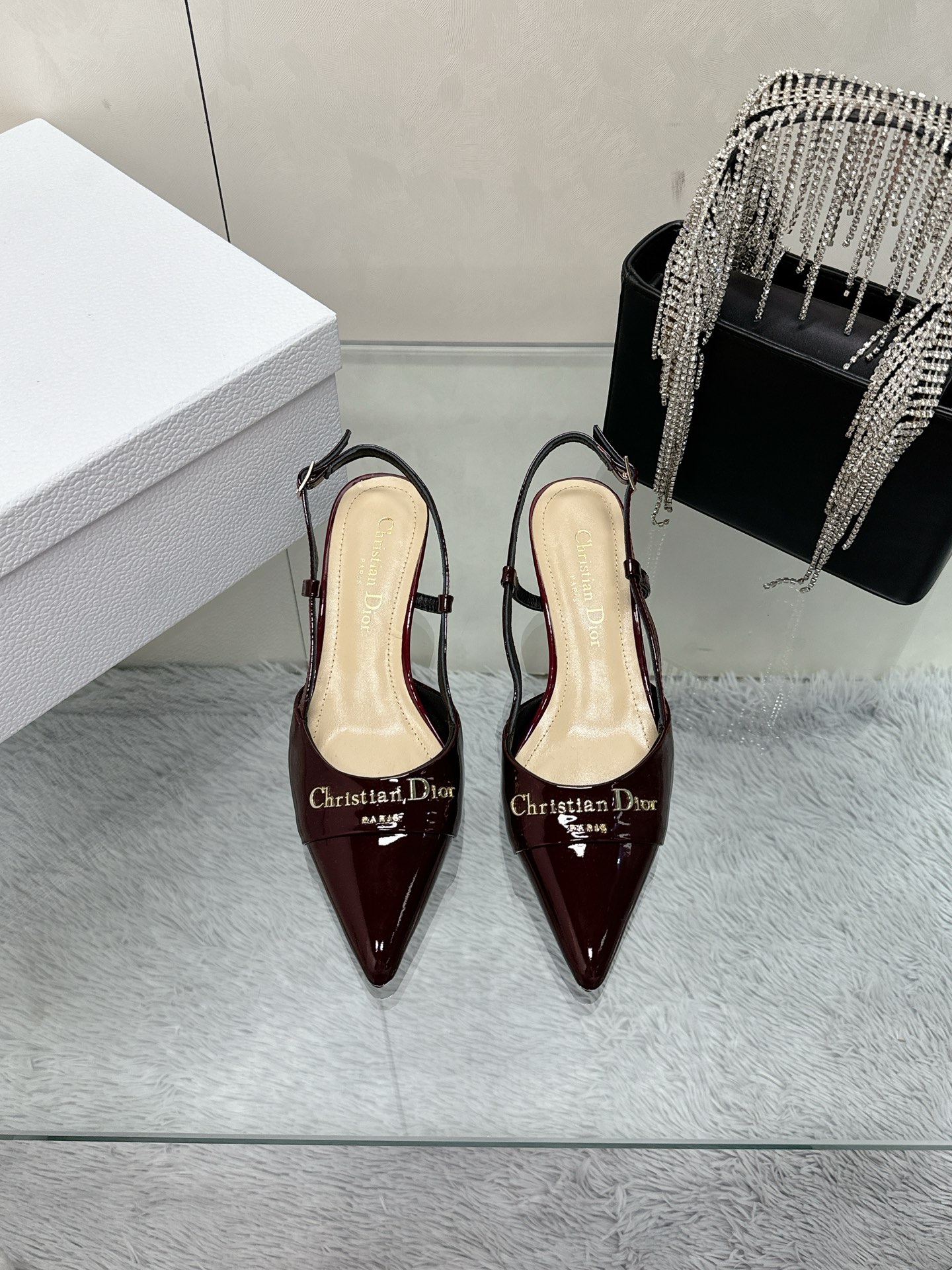 NO:262239,DIOR2025/ Spring and summer new steel stamped letter logo single shoes/sandals series single shoes high heels ————————————————————————————————————————————————————————————————————————————————————————————————————————————————————————————————————————————————————————————————————————————————————————————————————————————————————————————————  This shoe is low-key and gorgeous, sexy and not ostentatious. The shoe style is a delicate style that everyone loves. It looks very slim. The entire curve of the side perfectly shows the curve of the foot. It has both mature and feminine taste and a hint of lively girlishness. It looks so good on the feet. It is worth recommending Go material, cowhide upper, mixed-bred sheepskin, outsole, original Italian sole, heel height 5cm, size 35-39 (40/41/42, customized, non-return and exchange), sandals, dior, dior, sandals, high heels, cowhide, sheepskin19860909DIOR2025/ 春夏新品钢印字母logo单鞋/凉鞋系列 单鞋 高跟鞋 ———————————顶级版本 延续D家永恒经典！这款鞋低调不失华丽 性感又不显张扬 鞋型是大家都爱的秀气款 非常非常显瘦 侧面整个弧度将脚部曲线完美展现 既有成熟女人味 又不乏一丝活泼少女感, 上脚也太好看了,值得推荐 Go 材质 鞋面牛皮/漆皮 内里混种羊皮 大底意大利原版底 跟高5cm 码数35-39（40/41/42 定制不退换）,凉鞋单鞋,dior,dior,sandals,high heels,cowhide,sheepskin,Women's Shoes