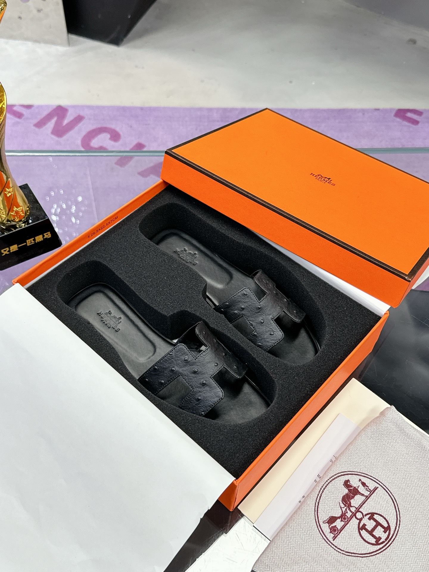 NO:266210,Hermès H tow all network advantages and offers a favorite style for orders. Large factory hand-running model. Exquisite craftsmanship. Hermès H slippers. Ostrich pattern. 2025 new colors, midsole all inclusive, new version (Hermès). Packaging upgrades, upgrades in the style and workmanship materials. Market high-version pure handmade shoes. Top-grade products Hermès slippers. Size 35-40 (41 42 customized) Full set of exquisite packaging, slippers, hermes, hermes, slippers19860909爱马仕H拖全网优势放货外单最爱的一款 大厂手跑量款 精致工艺  爱马仕H拖鞋 鸵鸟纹 2025新色,中底全包,全新改版（Hermès） 包装升级,版型做工材料升级. 市场高版本纯手工鞋 顶级产品爱马仕拖鞋 码数35-40（41 42定制） 全套精美包装,拖鞋,hermes,hermes,slippers,Women's Shoes