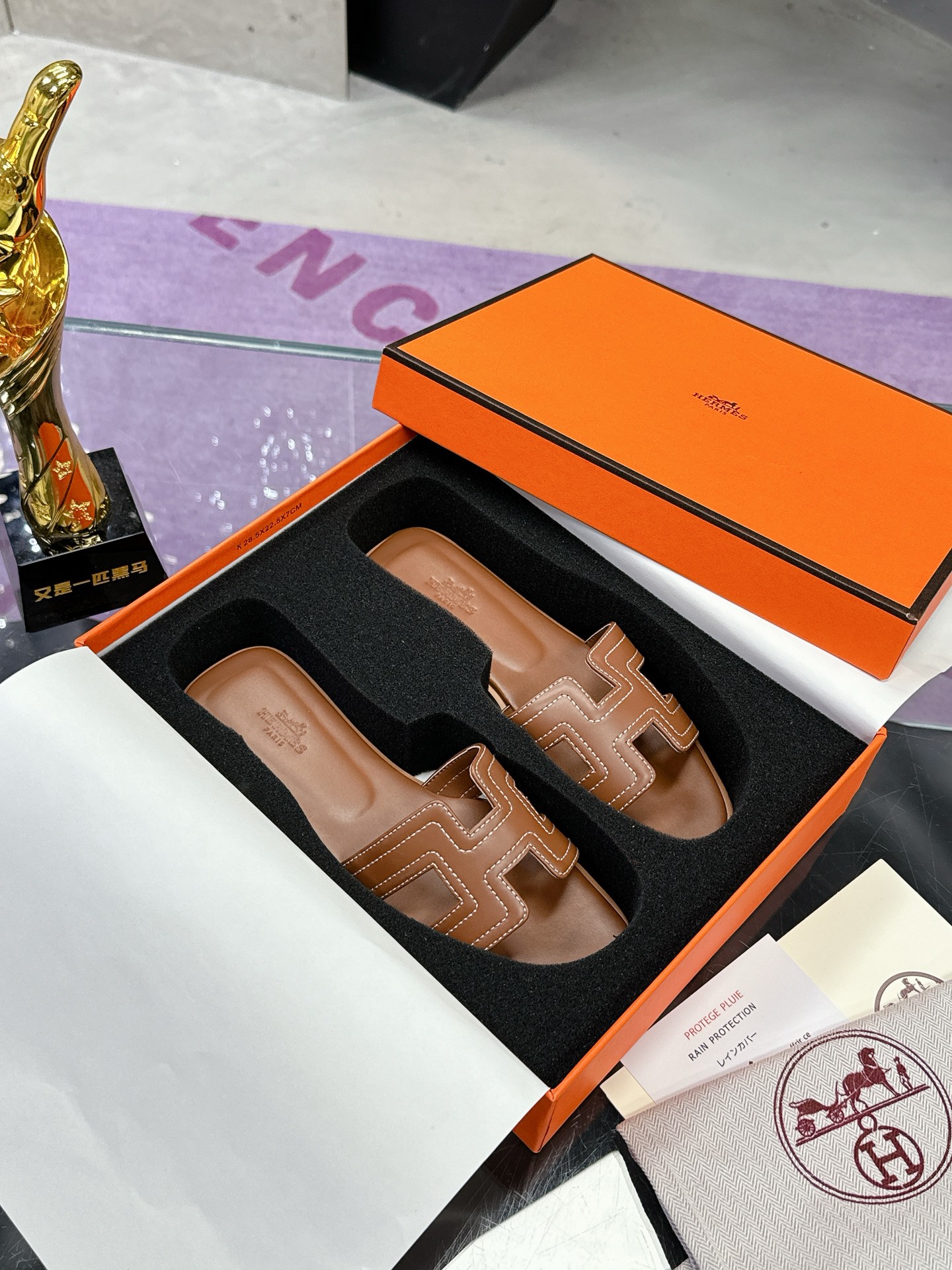 NO:266211,Hermès H tow all network advantages and one of the favorites for orders. Large factory hand-running model. Exquisite craftsmanship. Hermès H slippers. New colors. 2025 new colors, full midsole, new version (Hermès). Packaging upgrades, upgrades in the style and workmanship materials. Market high-version pure handmade shoes. Top-grade products Hermès slippers. Size 35-40 (41 42 customized) Full set of exquisite packaging, slippers, hermes, hermes, slippers19860909爱马仕H拖全网优势放货外单最爱的一款 大厂手跑量款 精致工艺  爱马仕H拖鞋 新颜色 2025新色,中底全包,全新改版（Hermès） 包装升级,版型做工材料升级. 市场高版本纯手工鞋 顶级产品爱马仕拖鞋 码数35-40（41 42定制） 全套精美包装,拖鞋,hermes,hermes,slippers,Women's Shoes