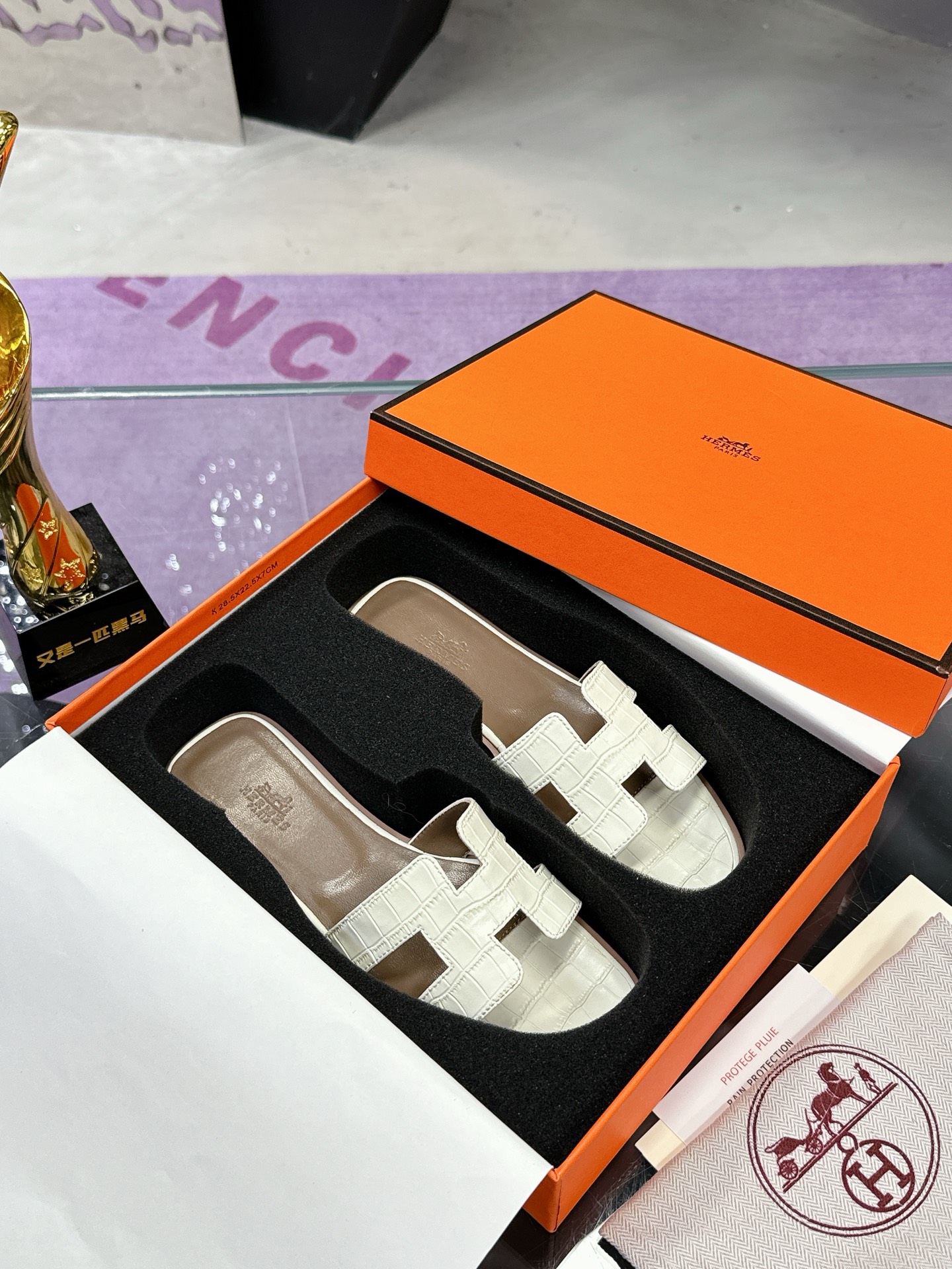 NO:266215,Hermes H tow all network advantages and offers a favorite style for orders. Large factory hand-running model. Exquisite craftsmanship. Hermes H slippers. Crocodile pattern. 2025 new colors, midsole all inclusive, brand new version (Hermès). Packaging upgrades, pattern workmanship materials upgrades. Market high-version pure handmade shoes. Top-grade product Hermes slippers. Size 35-40 (41 42 customized) Full set of exquisite packaging, slippers, hermes, hermes, slippers19860909爱马仕H拖全网优势放货外单最爱的一款 大厂手跑量款 精致工艺  爱马仕H拖鞋 鳄鱼纹 2025新色,中底全包,全新改版（Hermès） 包装升级,版型做工材料升级. 市场高版本纯手工鞋 顶级产品爱马仕拖鞋 码数35-40（41 42定制） 全套精美包装,拖鞋,hermes,hermes,slippers,Women's Shoes