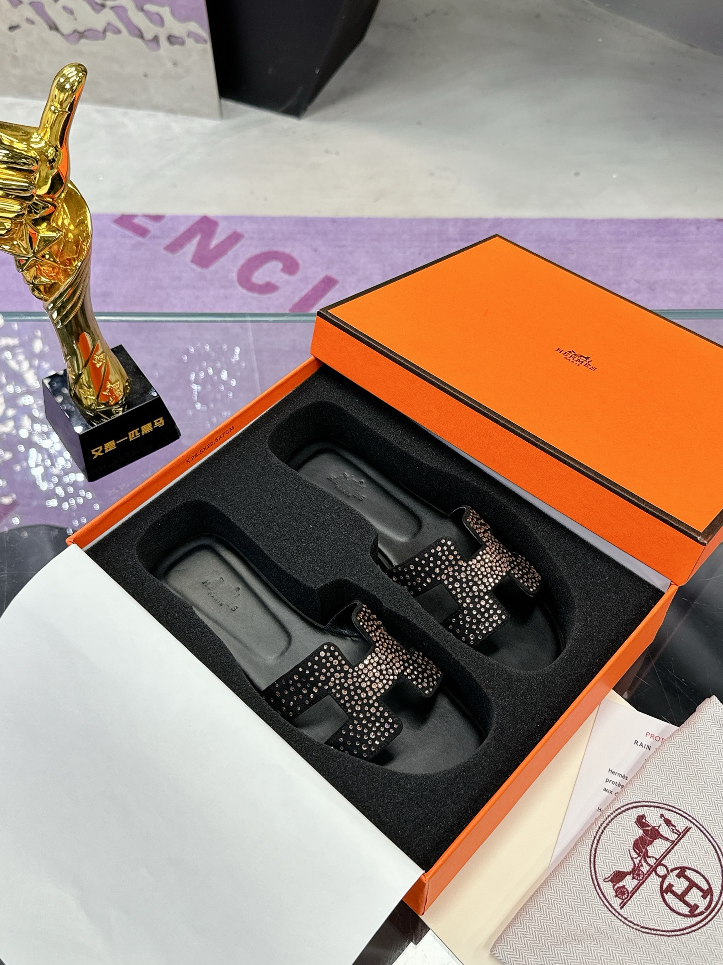 NO:266216,Hermès H tow all network advantages and the favorite model of foreign orders. Large factory hand-running model. Exquisite craftsmanship. Hermès H slippers. Craftsmanship stickers. 2025 new colors, midsole all inclusive, new version (Hermès). Packaging upgrades, upgrades in the style and workmanship materials. Market high-version pure handmade shoes. Top-grade products Hermès slippers. Size 35-40 (41 42 customized) Full set of exquisite packaging, slippers, hermes, hermes, slippers19860909爱马仕H拖全网优势放货外单最爱的一款 大厂手跑量款 精致工艺  爱马仕H拖鞋 工艺贴钻 2025新色,中底全包,全新改版（Hermès） 包装升级,版型做工材料升级. 市场高版本纯手工鞋 顶级产品爱马仕拖鞋 码数35-40（41 42定制） 全套精美包装,拖鞋,hermes,hermes,slippers,Women's Shoes