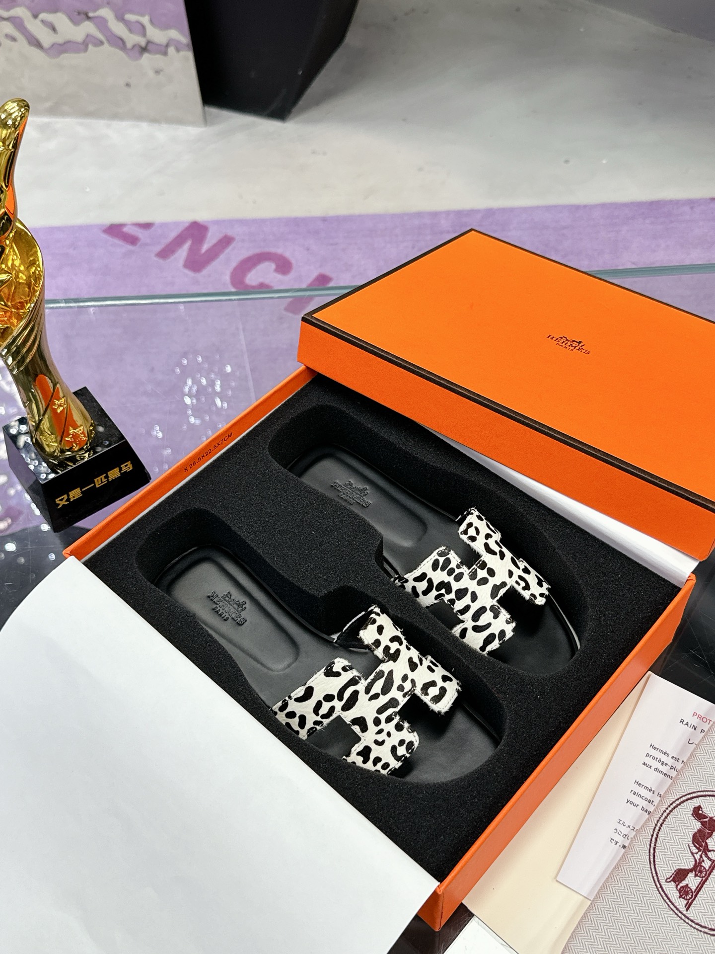 NO:266218,Hermes H tow all network advantages and one of the favorites for orders. Large factory hand-running model. Exquisite craftsmanship. Hermes H slippers. Horse hair. 2025 new colors, midsole all inclusive, new version (Hermès). Packaging upgrades, upgrades in the style and workmanship materials. Market high-version pure handmade shoes. Top-grade products Hermes slippers. Size 35-40 (41 42 customized) Full set of exquisite packaging, slippers, hermes, hermes, slippers19860909爱马仕H拖全网优势放货外单最爱的一款 大厂手跑量款 精致工艺  爱马仕H拖鞋 马毛 2025新色,中底全包,全新改版（Hermès） 包装升级,版型做工材料升级. 市场高版本纯手工鞋 顶级产品爱马仕拖鞋 码数35-40（41 42定制） 全套精美包装,拖鞋,hermes,hermes,slippers,Women's Shoes